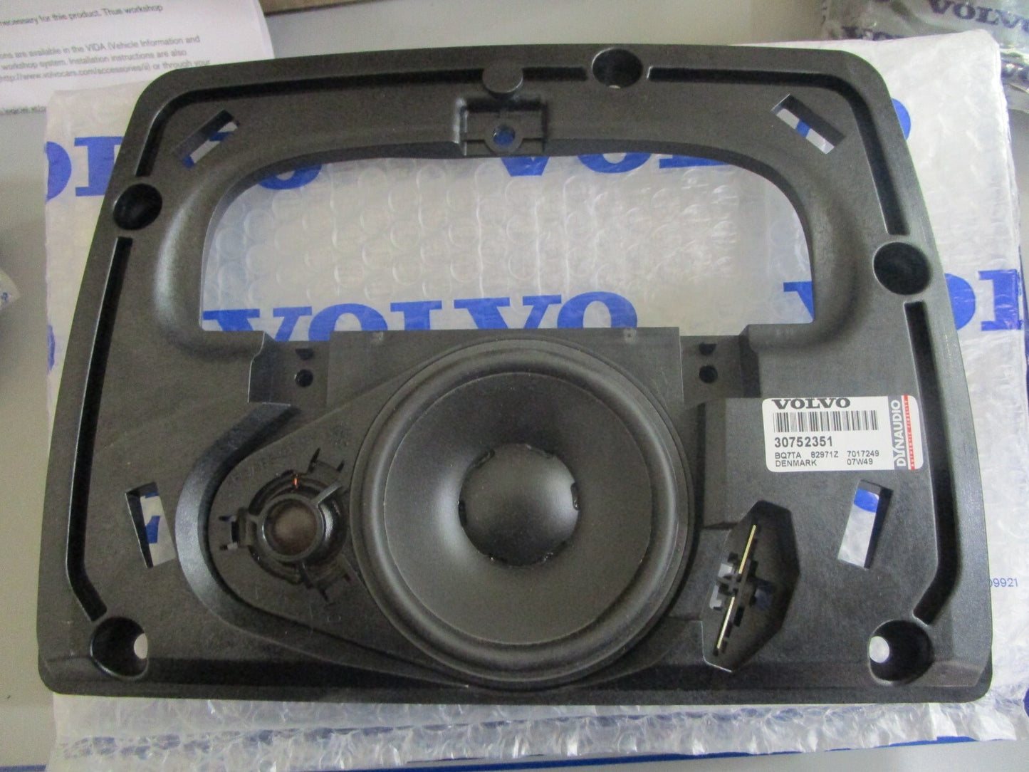 *NEW OEM* 0820 Volvo Penta Dynaudio Center Speaker & Mount Kit 30752351