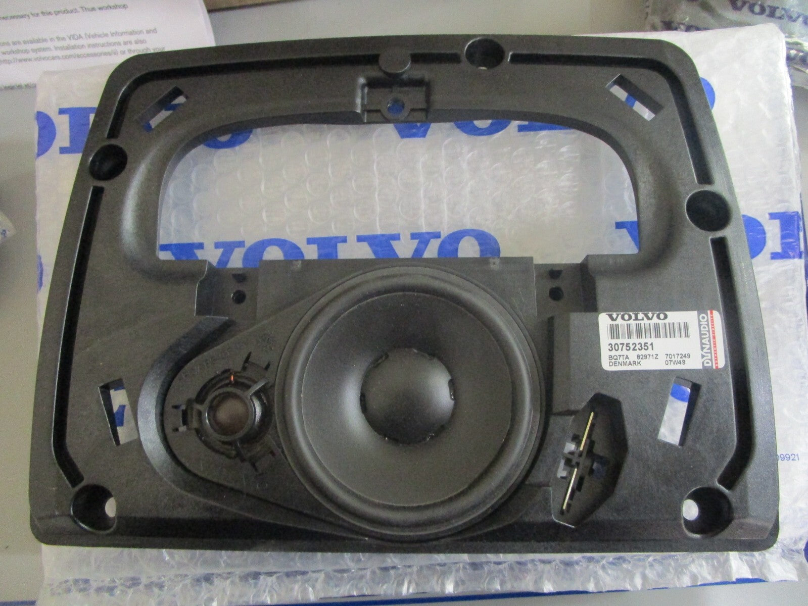 *NEW OEM* 0820 Volvo Penta Dynaudio Center Speaker & Mount Kit 30752351