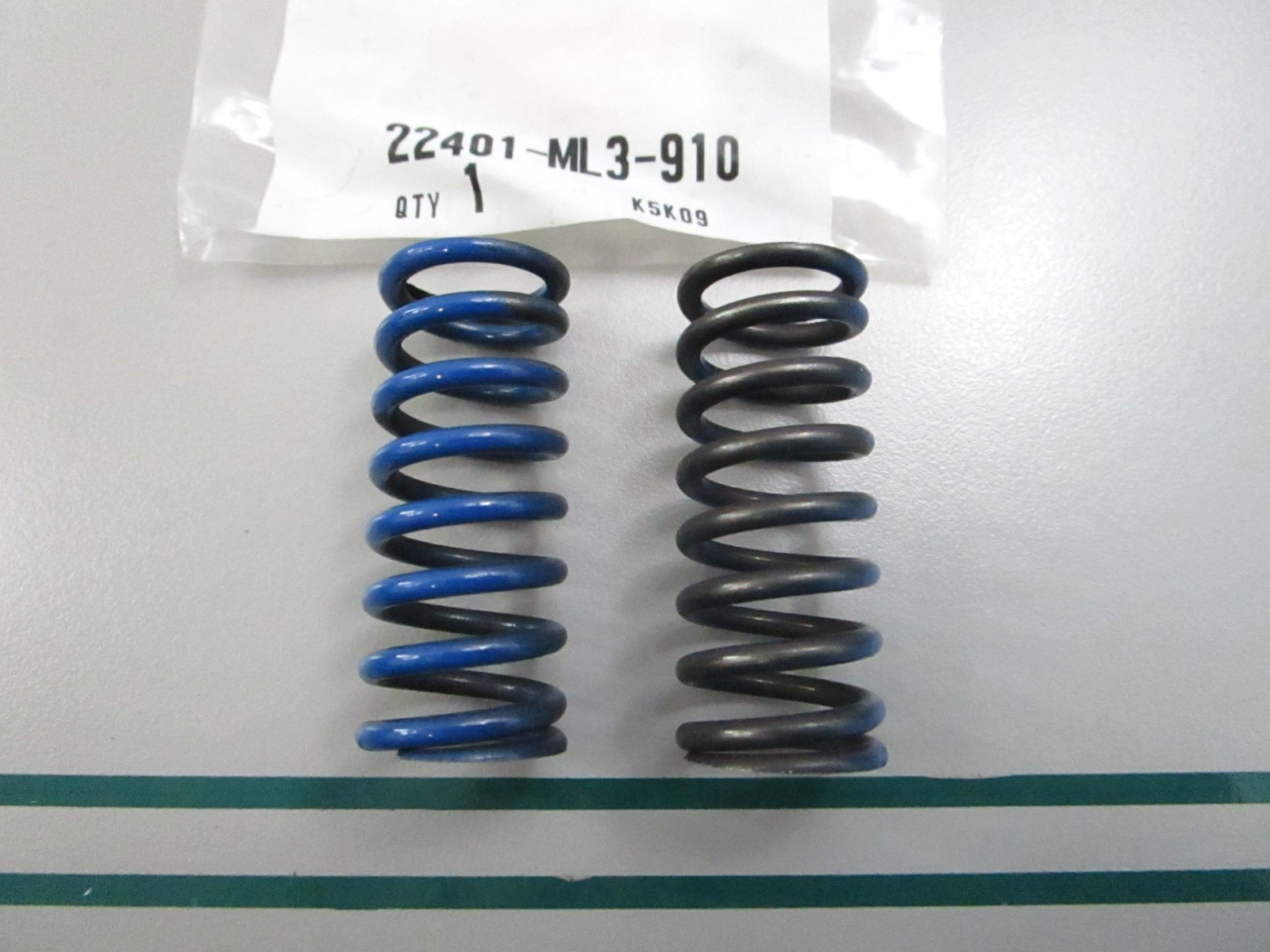 NEW OEM (LOT OF 2) 22401-ML3-910 Honda Spring 0810