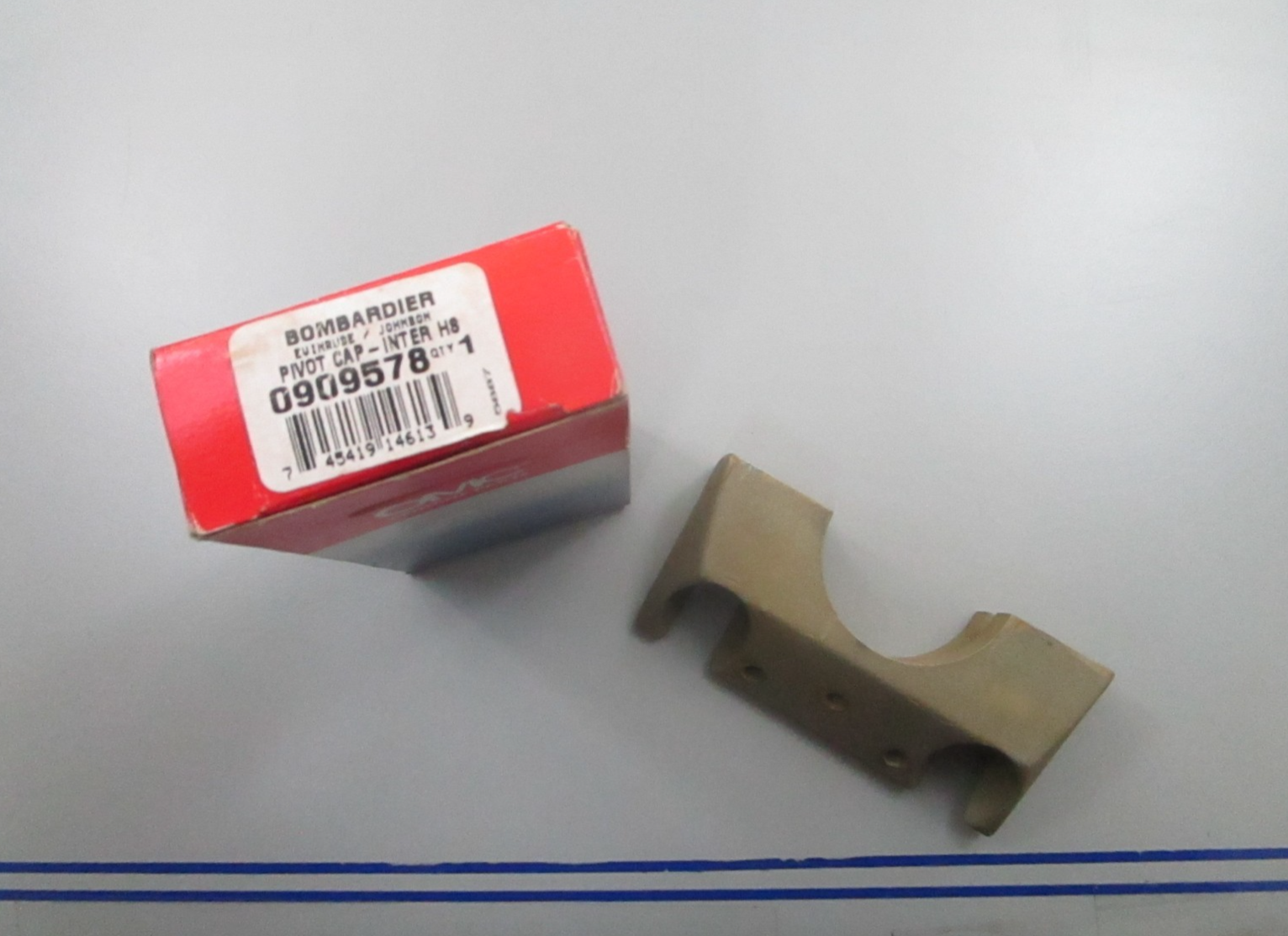 *NEW OEM* 0810 OMC Johnson Evinrude Pivot Cap 909578 0909578