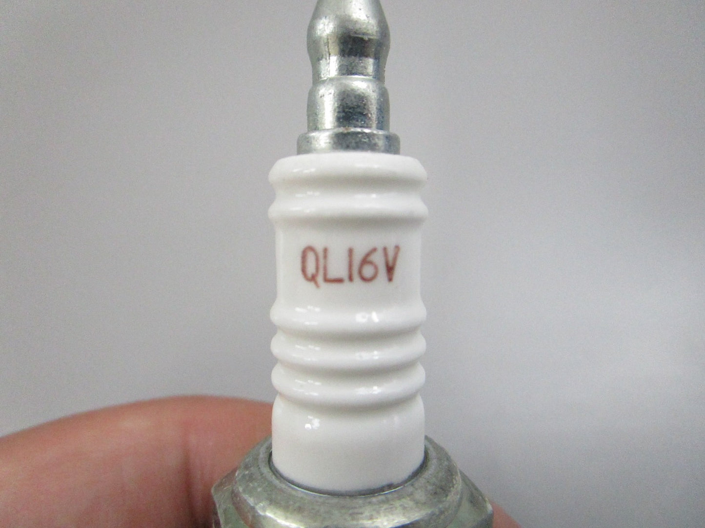 NEW (LOT OF 4) QL16V Champion Spark Plug 0810