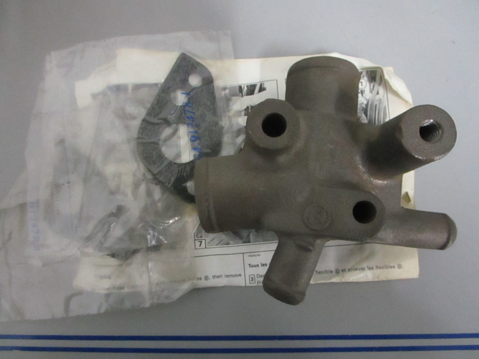 NEW OEM 986521 0986521 OMC Johnson Evinrude Thermostat Housing Kit 0820