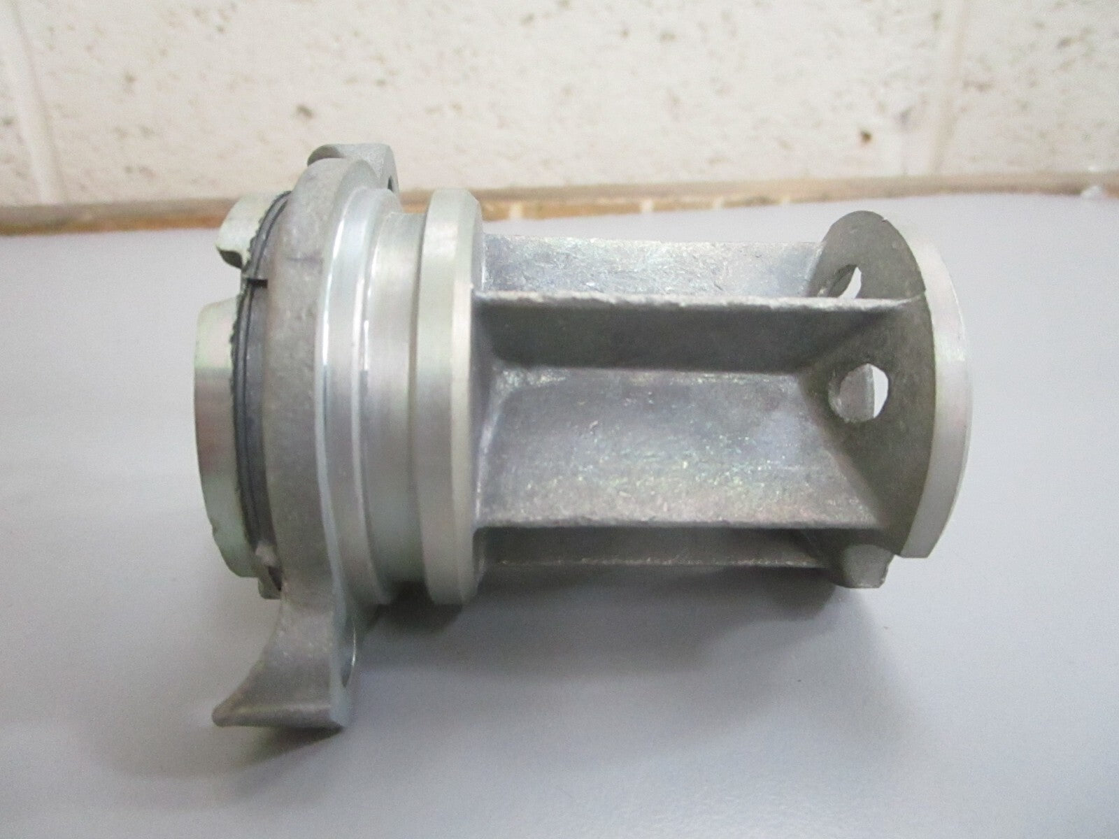 *NEW OEM* 0820 OMC Johnson Evinrude Bearing Carrier 384714 0384714 384711