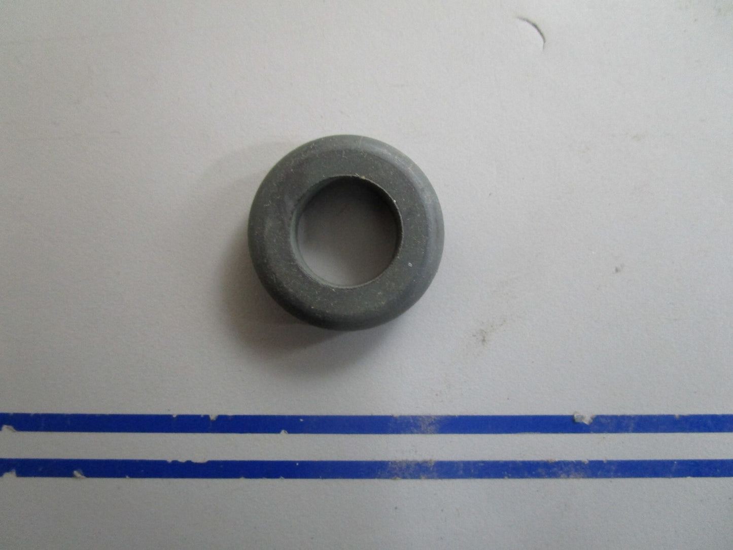 *NEW OEM* 0810 OMC Johnson Evinrude Grommet 909988 0909988