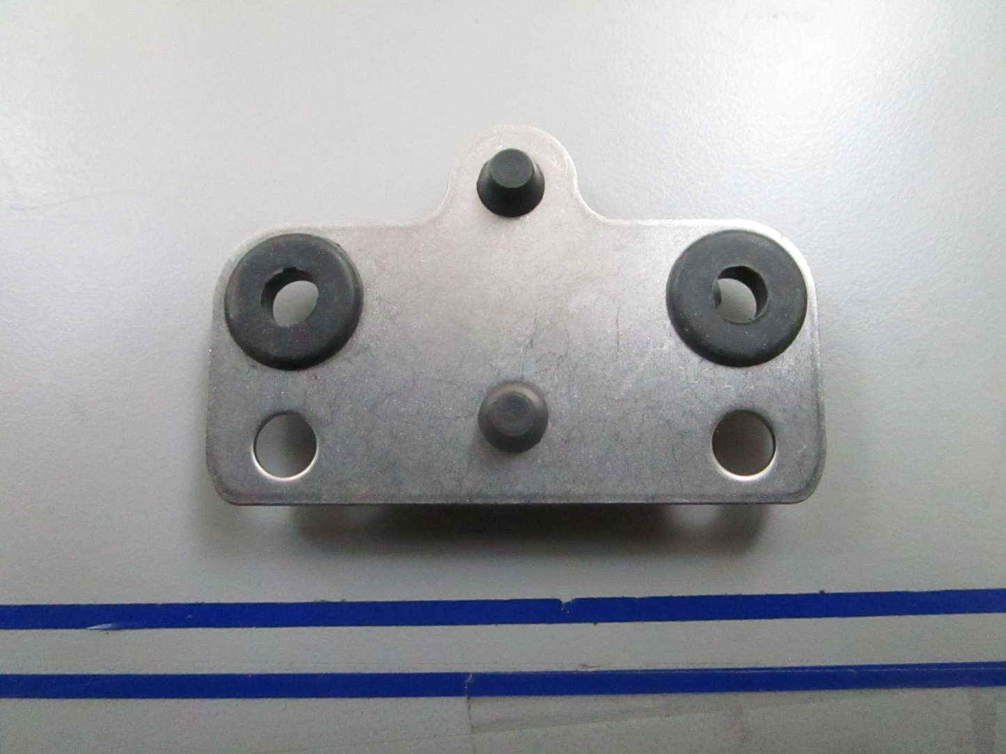 *NEW OEM* 0810 OMC Johnson Evinrude Bracket & Grommet 586804 0586804