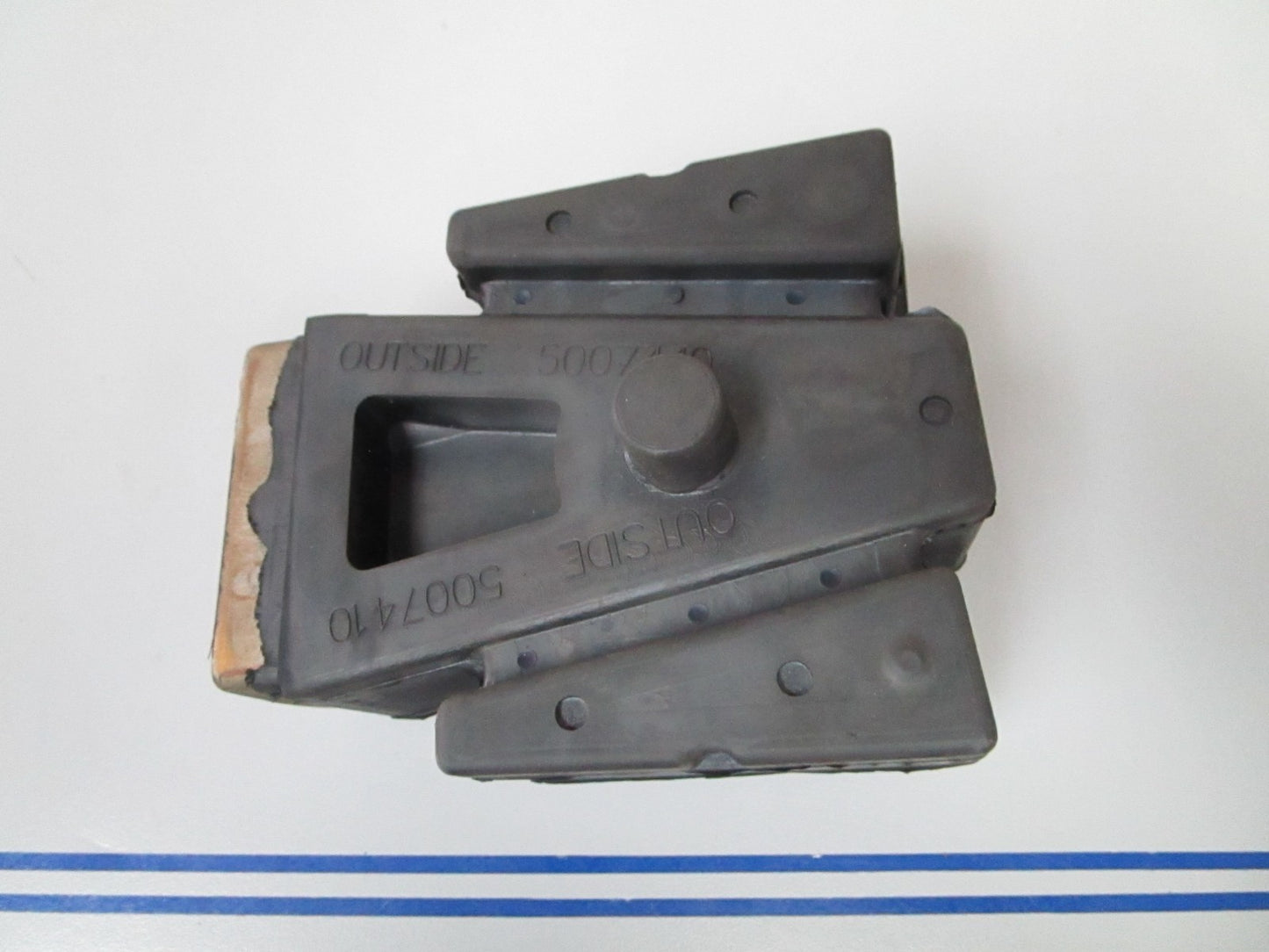 *NEW OEM* 0720 OMC Johnson Evinrude Lower Rubber Mount 5007410