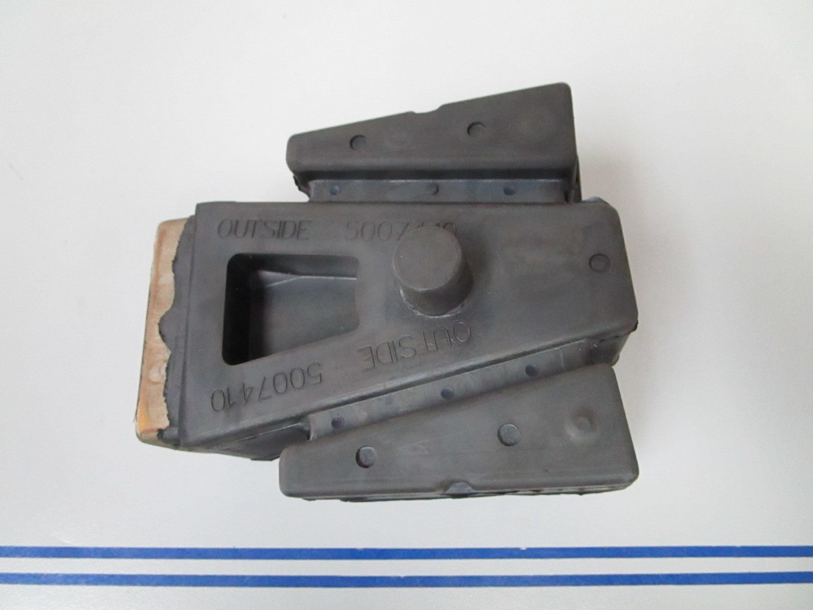 *NEW OEM* 0720 OMC Johnson Evinrude Lower Rubber Mount 5007410