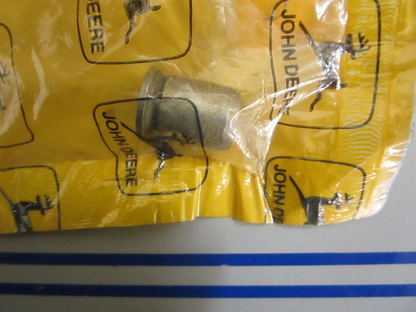 *NEW OEM* 0820 John Deere Plunger R32090