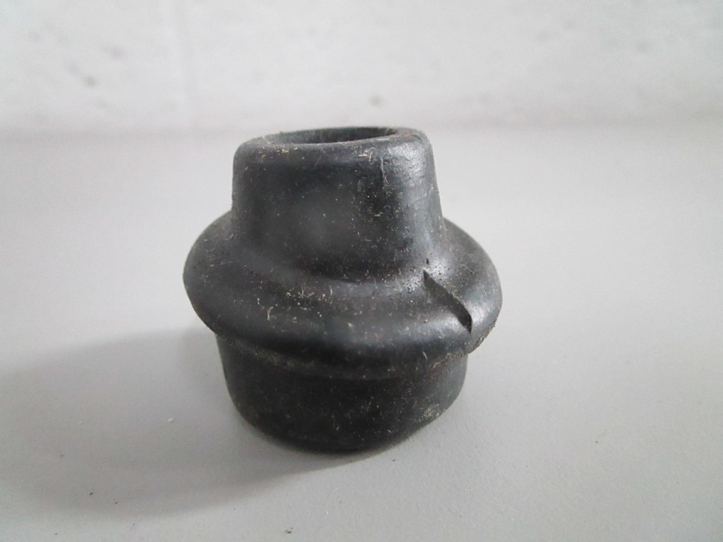 NEW OEM 11110033163 0033163 BMW Rubber Push Rod Grommet 0820