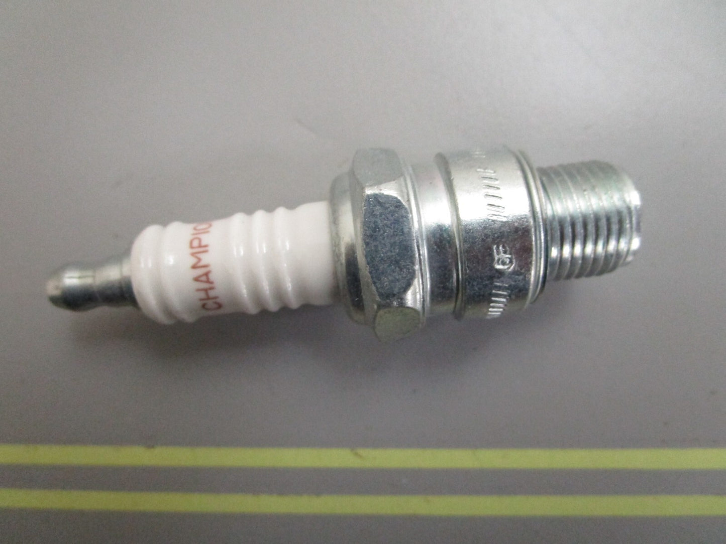 *NEW* (LOT OF 24) 0820 Champion Spark Plug L76V 827