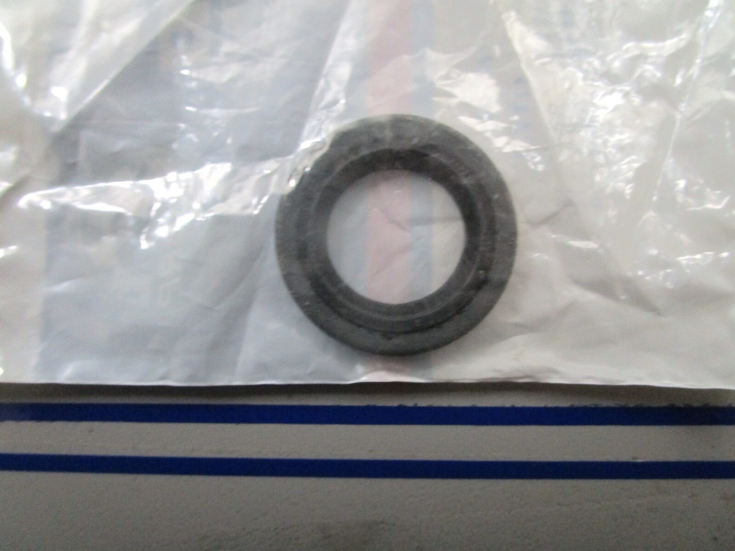 *NEW OEM* 0810 OMC Johnson Evinrude Oil Retainer 329923 0329923