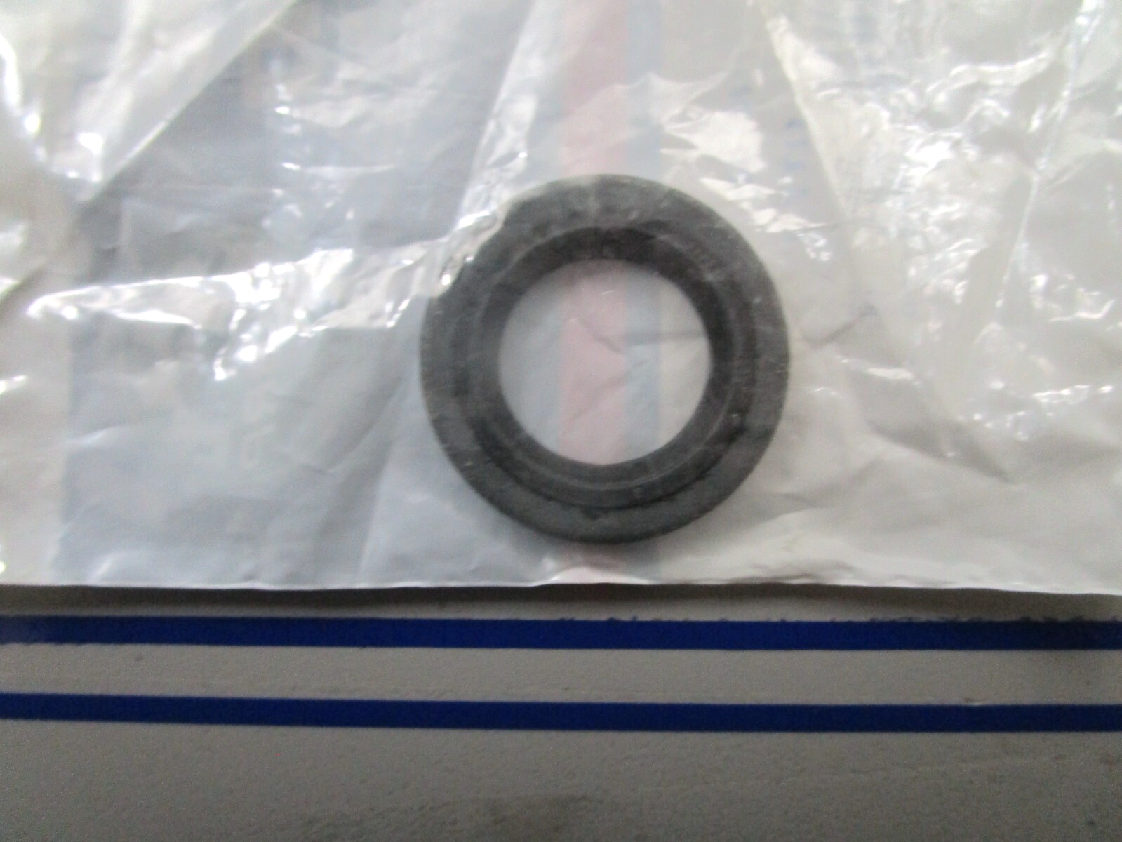 *NEW OEM* 0810 OMC Johnson Evinrude Oil Retainer 329923 0329923