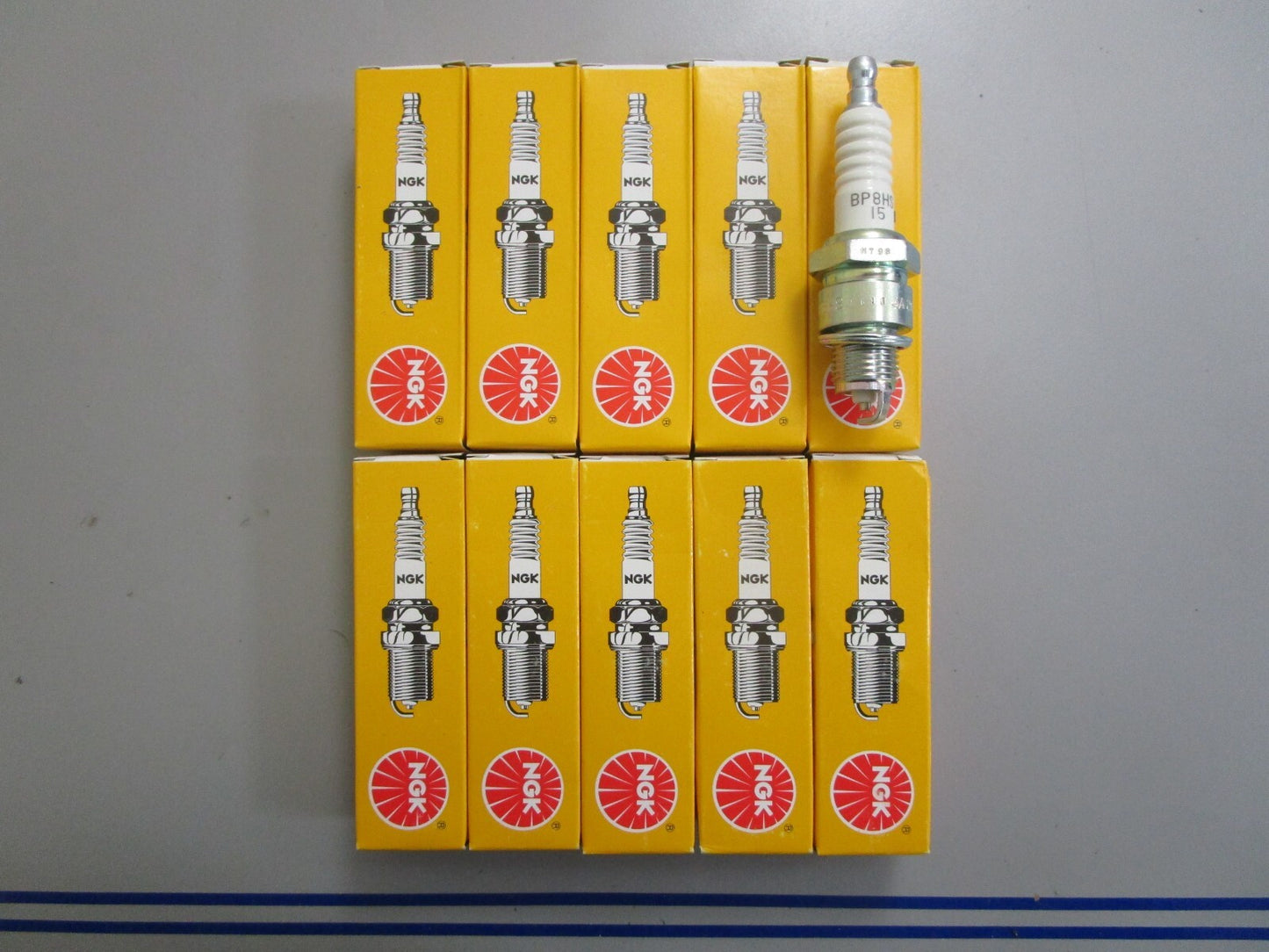 *NEW* (LOT OF 10) 0820 NGK Spark Plug BP8HS-15