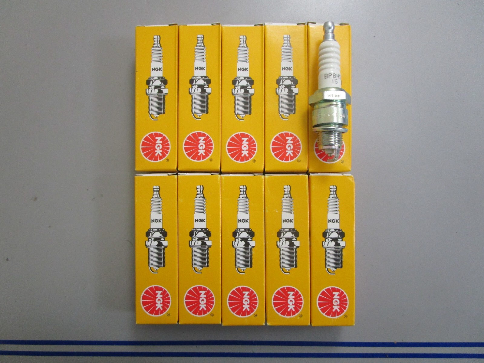 *NEW* (LOT OF 10) 0820 NGK Spark Plug BP8HS-15