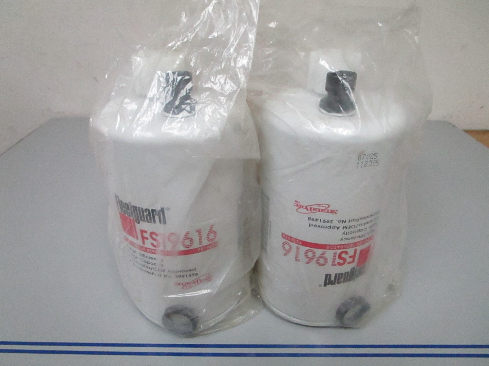 NEW OEM FS19616 Fleetguard Fuel Filter Water Separator (LOT OF 2) 0720