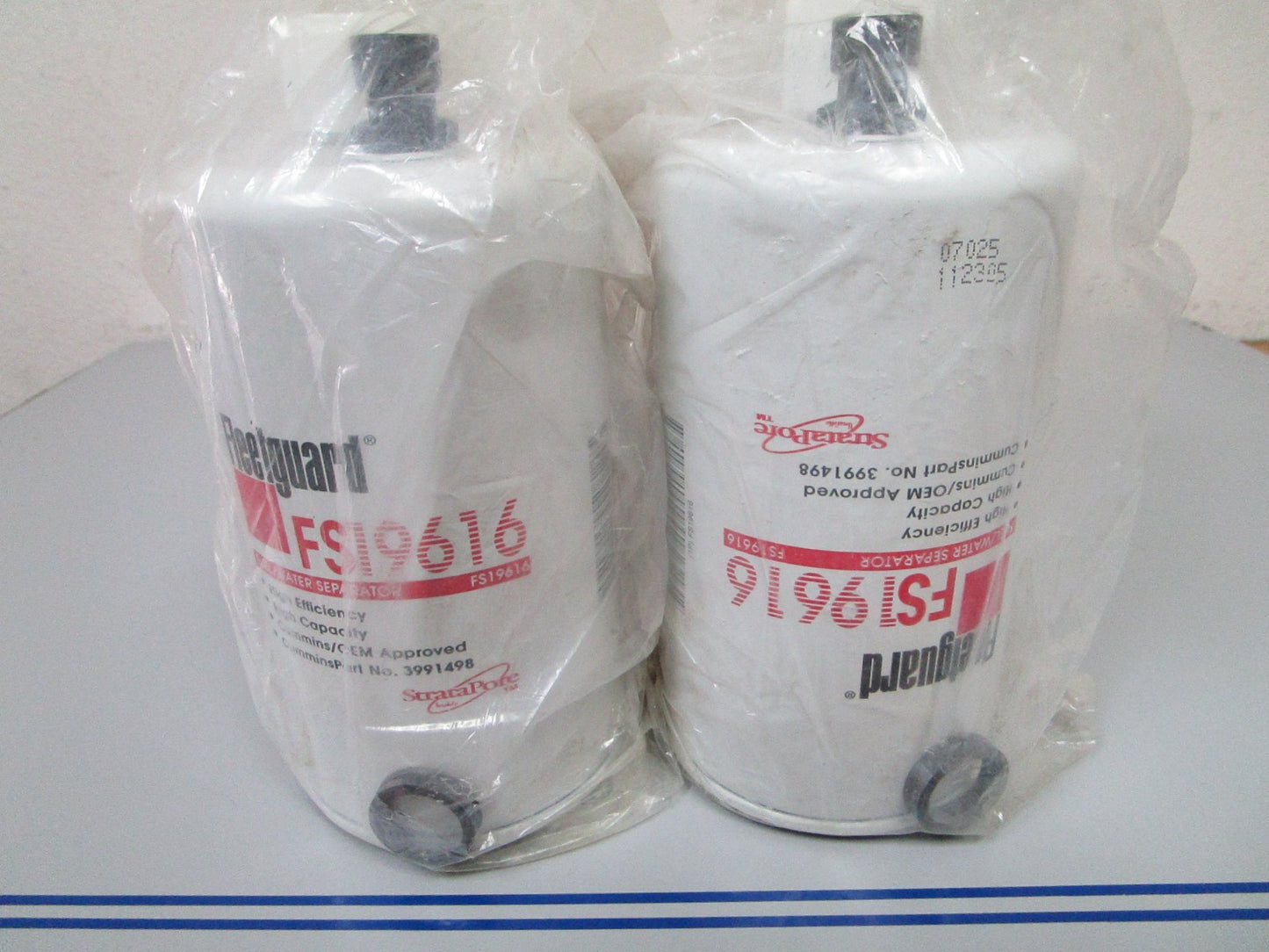 NEW OEM FS19616 Fleetguard Fuel Filter Water Separator (LOT OF 2) 0720