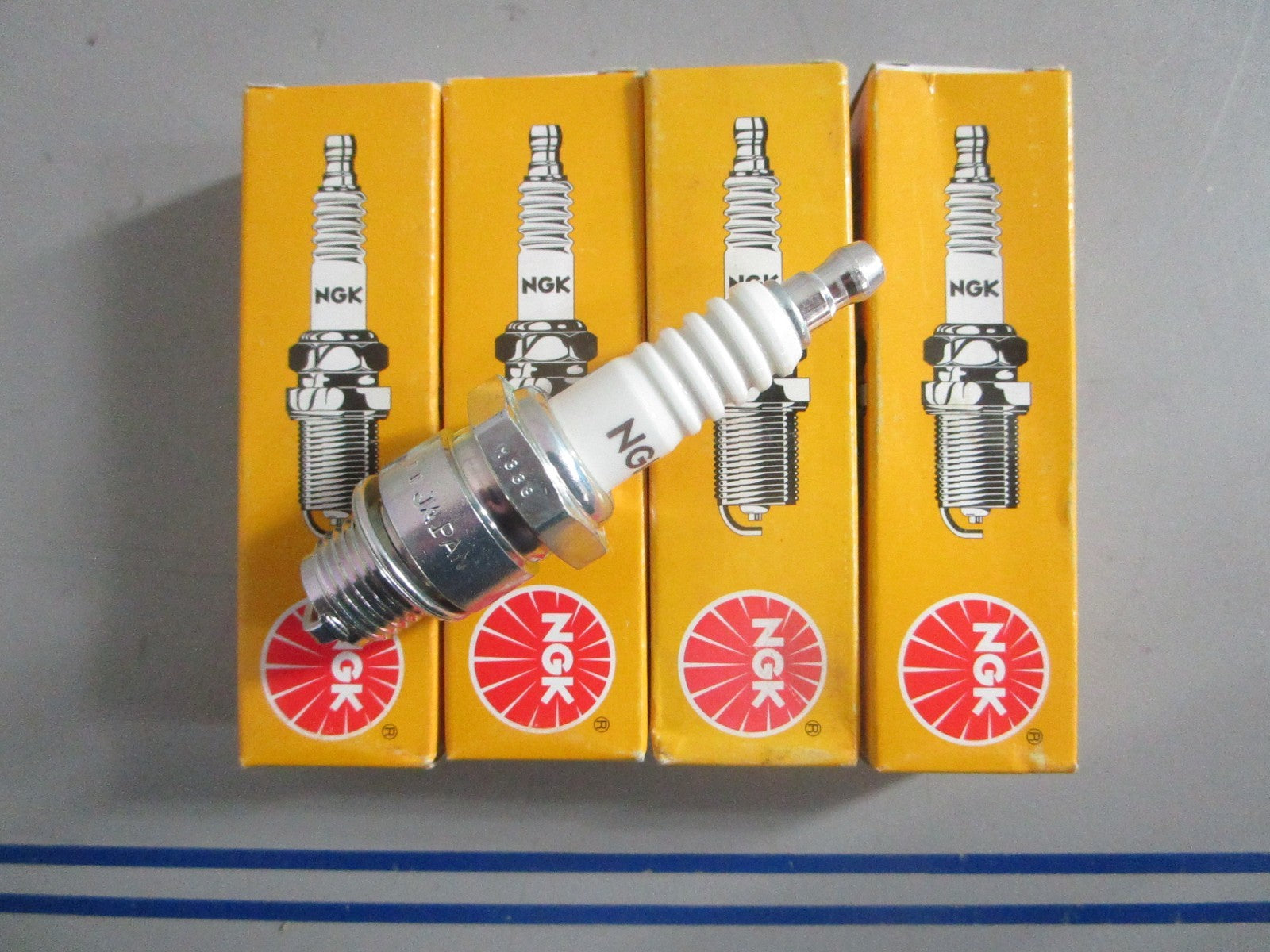 NEW OEM (LOT OF 4) B6HS-10 NGK Spark Plug 0820