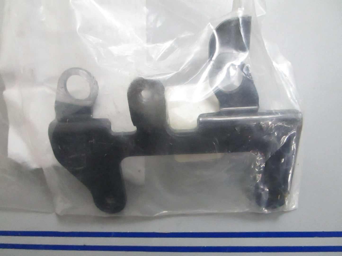 *NEW OEM* 0820 OMC Johnson Evinrude Bracket 354055 0354055
