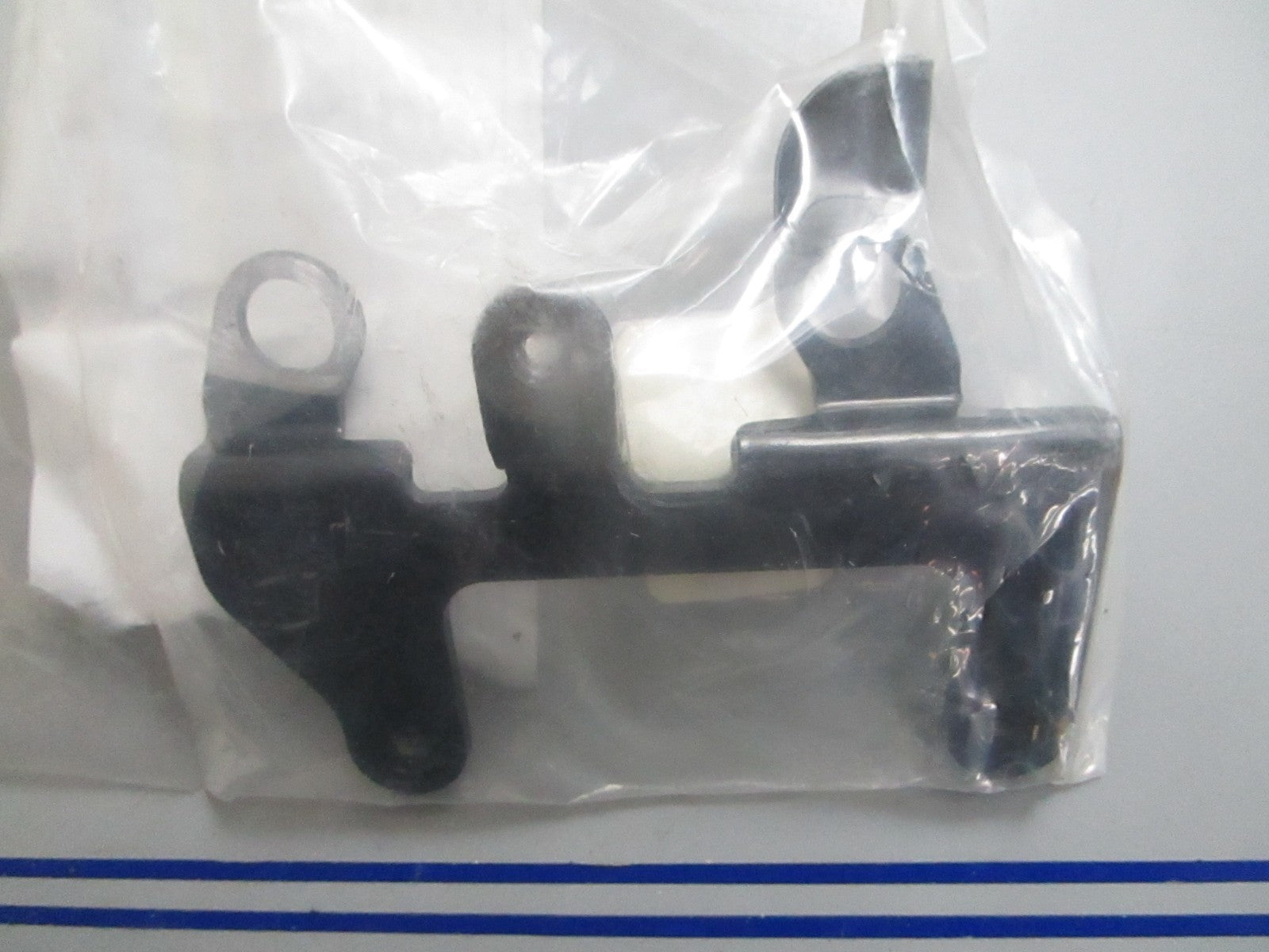 *NEW OEM* 0820 OMC Johnson Evinrude Bracket 354055 0354055