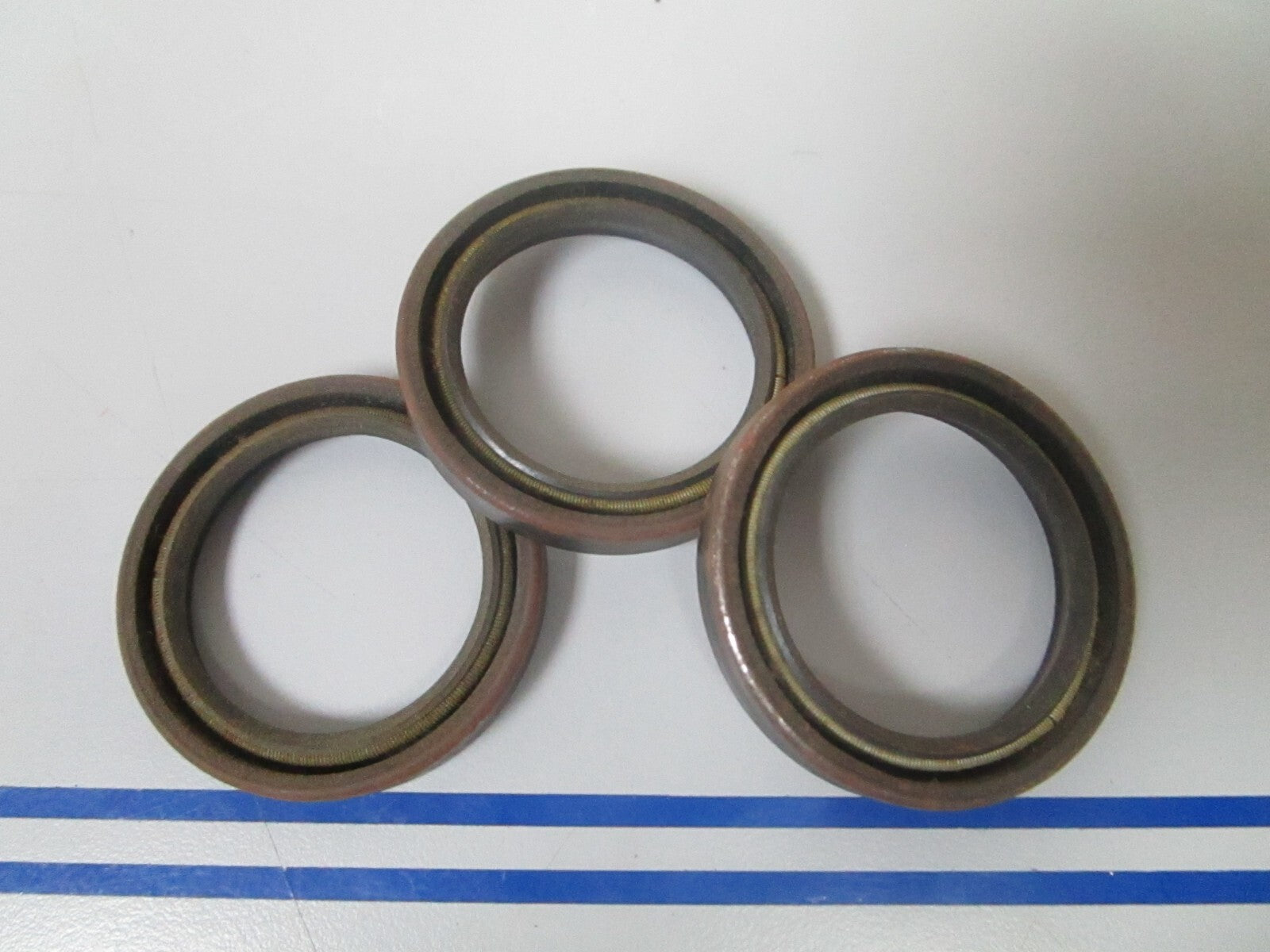 *NEW OEM* (LOT OF 3) 0810 OMC Johnson Evinrude Oil Seal 305110 0305110