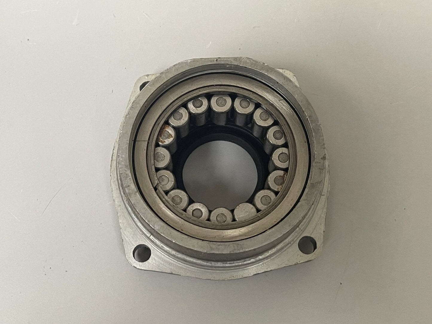 *NEW OEM* 0670 OMC Johnson Evinrude Bearing Retainer 310627 0310627