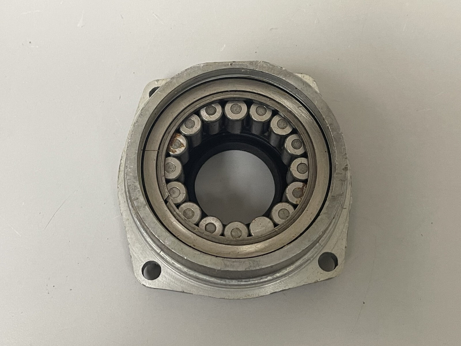 *NEW OEM* 0670 OMC Johnson Evinrude Bearing Retainer 310627 0310627