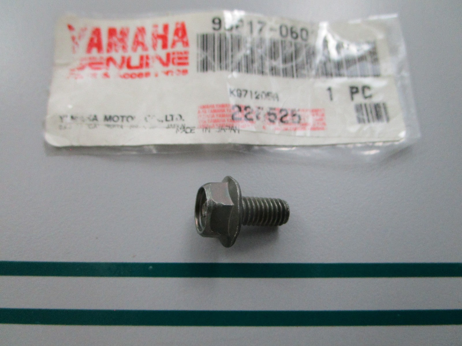 NEW OEM 95817-06012 Yamaha Flange Bolt 0810