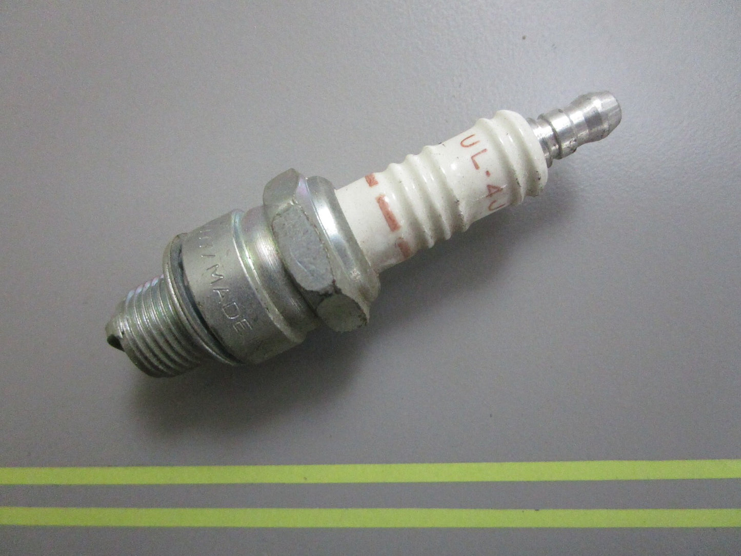 *NEW* 0810 Champion Spark Plug UL-4J