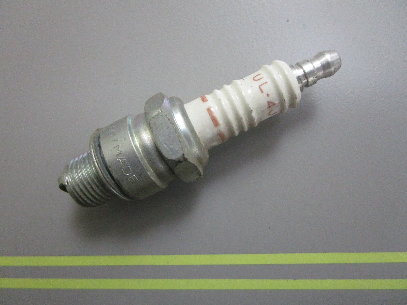 *NEW* 0810 Champion Spark Plug UL-4J
