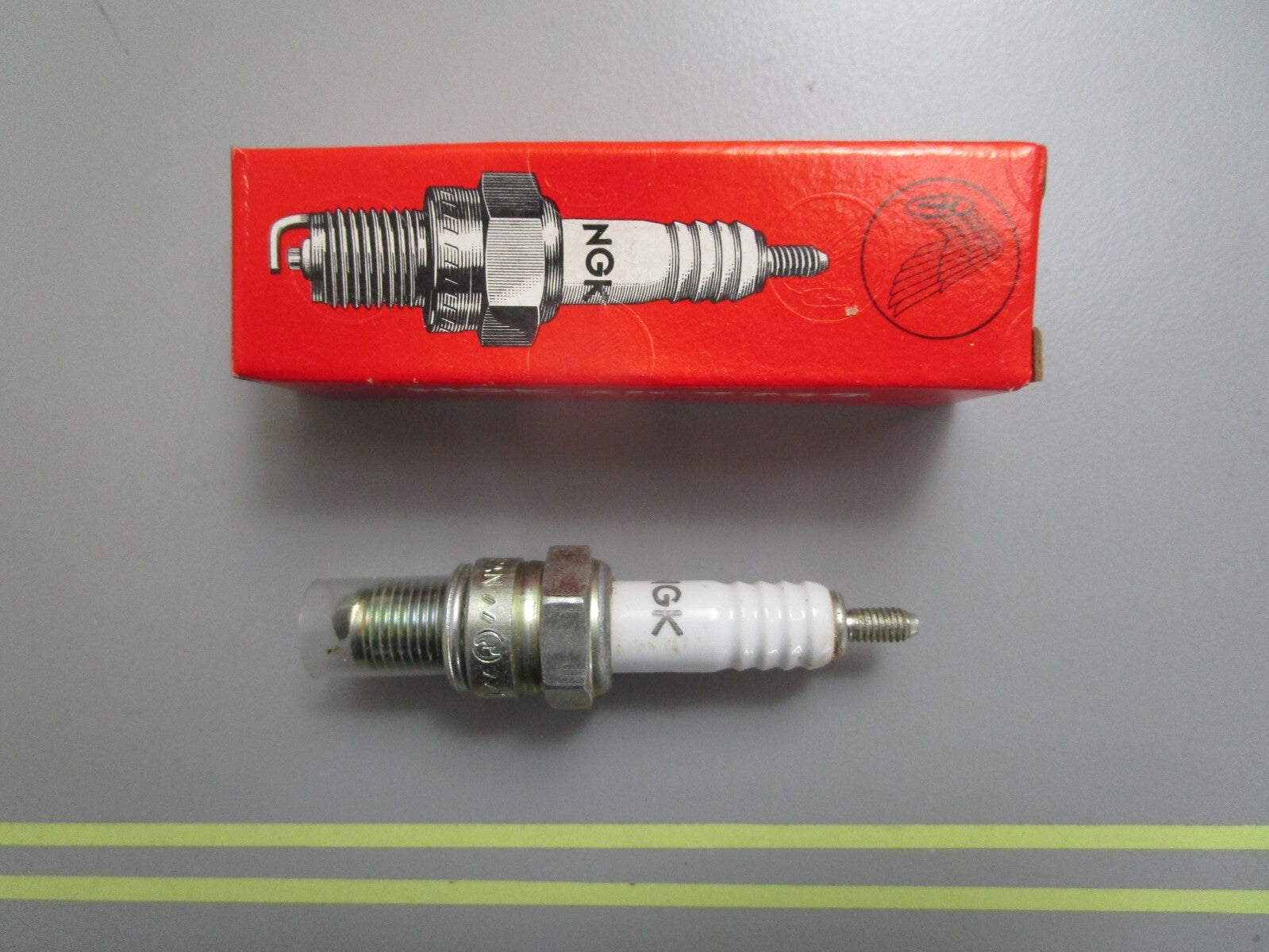 *NEW OEM* 0810 Honda Spark Plug 98056-56711