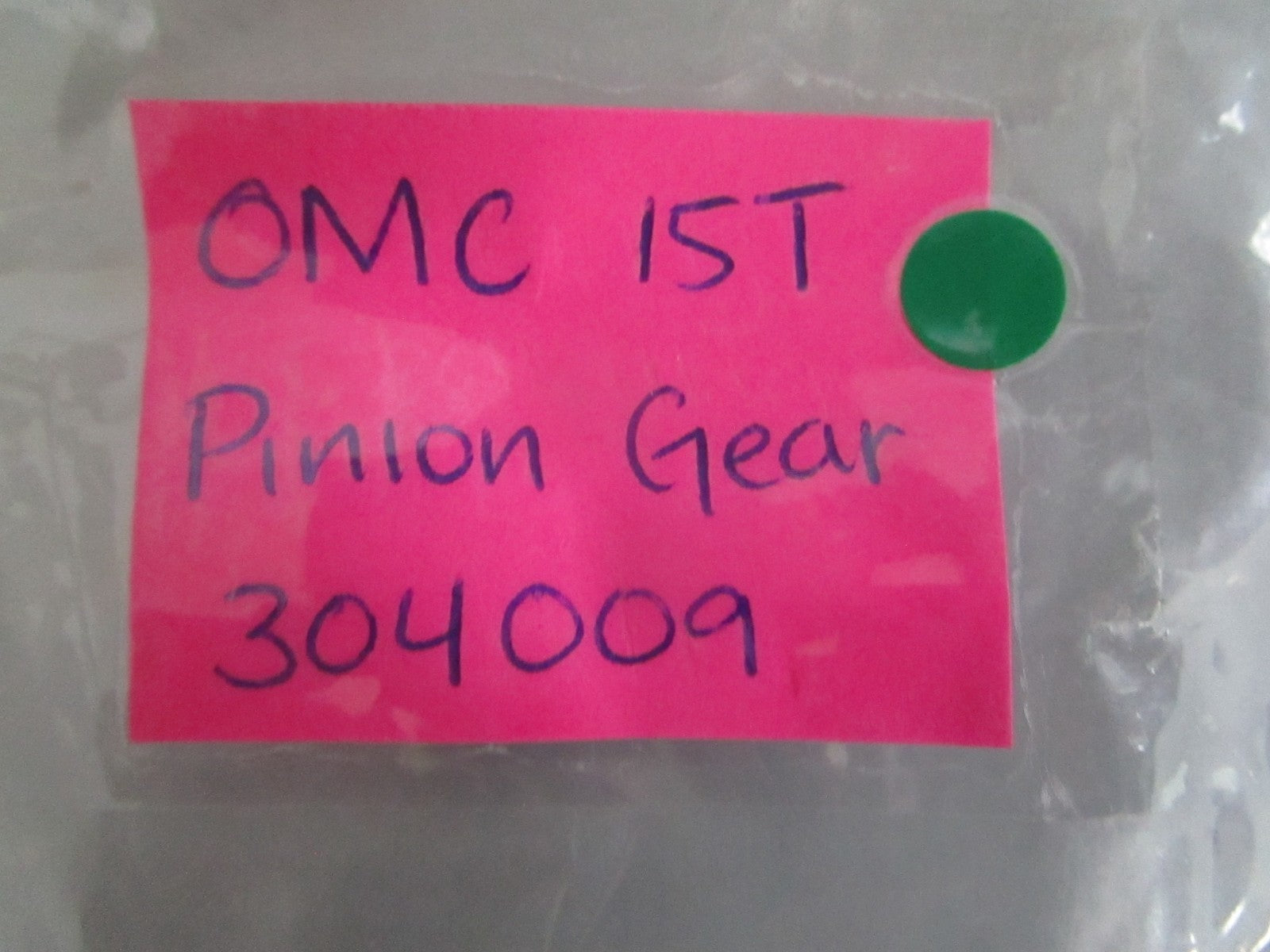 OMC NEW OEM Pinion Gear 304009 Johnson Evinrude 5.5HP 7.5HP Lower Unit 0820