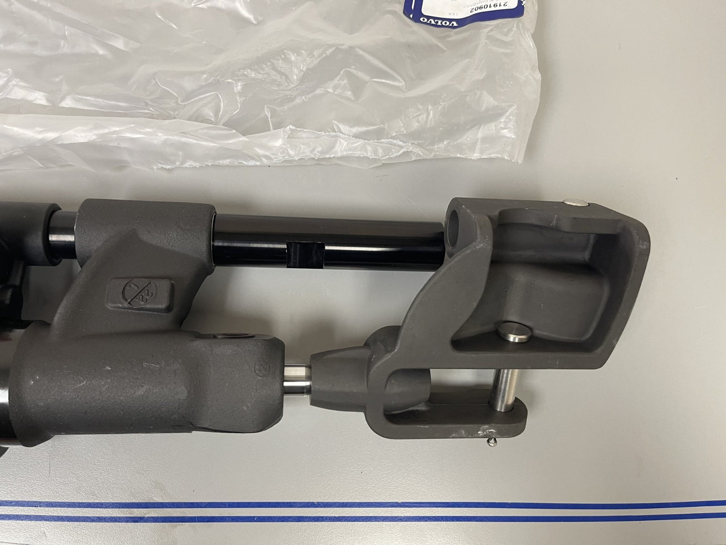 *NEW OEM* 0670 Volvo Penta Power Steering Actuator 3860883 21910902