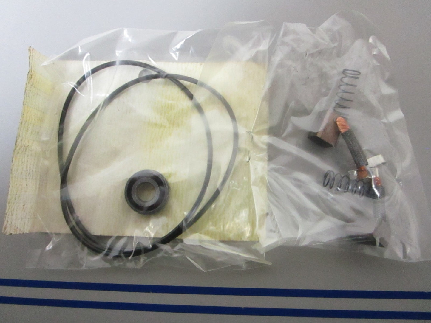 NEW OEM 984961 0984961 OMC Johnson Evinrude Seal & Brush Set 0720