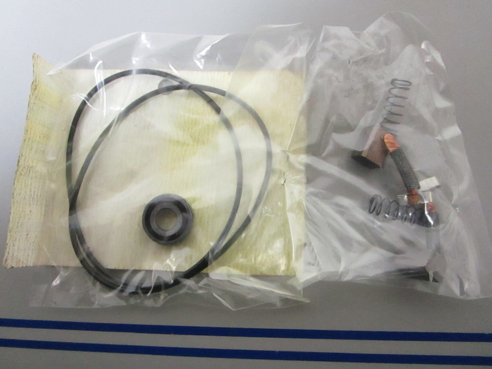 NEW OEM 984961 0984961 OMC Johnson Evinrude Seal & Brush Set 0720