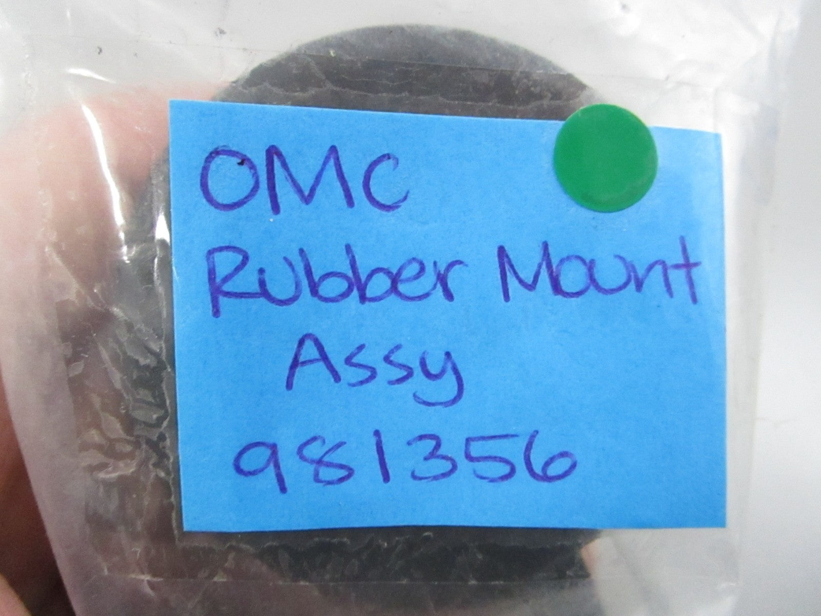 NEW OEM 981356 0981356 OMC Johnson Evinrude Rubber Mount Assembly 0810