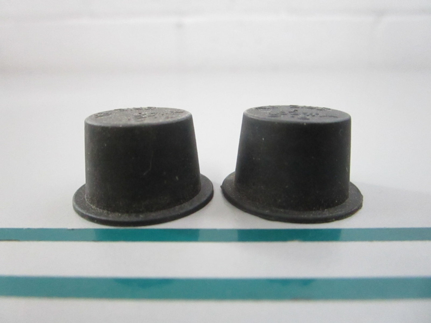 NEW OEM (LOT OF 2) 318173 0318173 OMC Johnson Evinrude Plug 0810