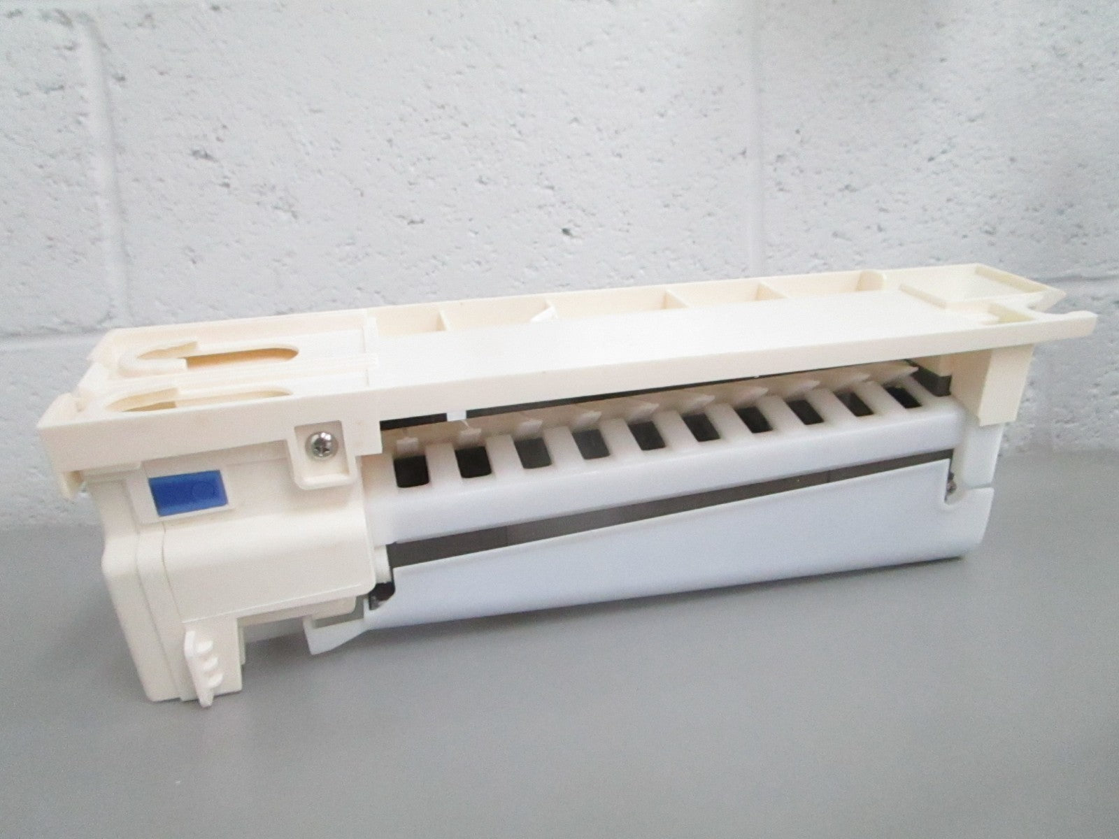 NEW OEM DA82-02675A Samsung Refrigerator Ice Maker Service Kit 0820