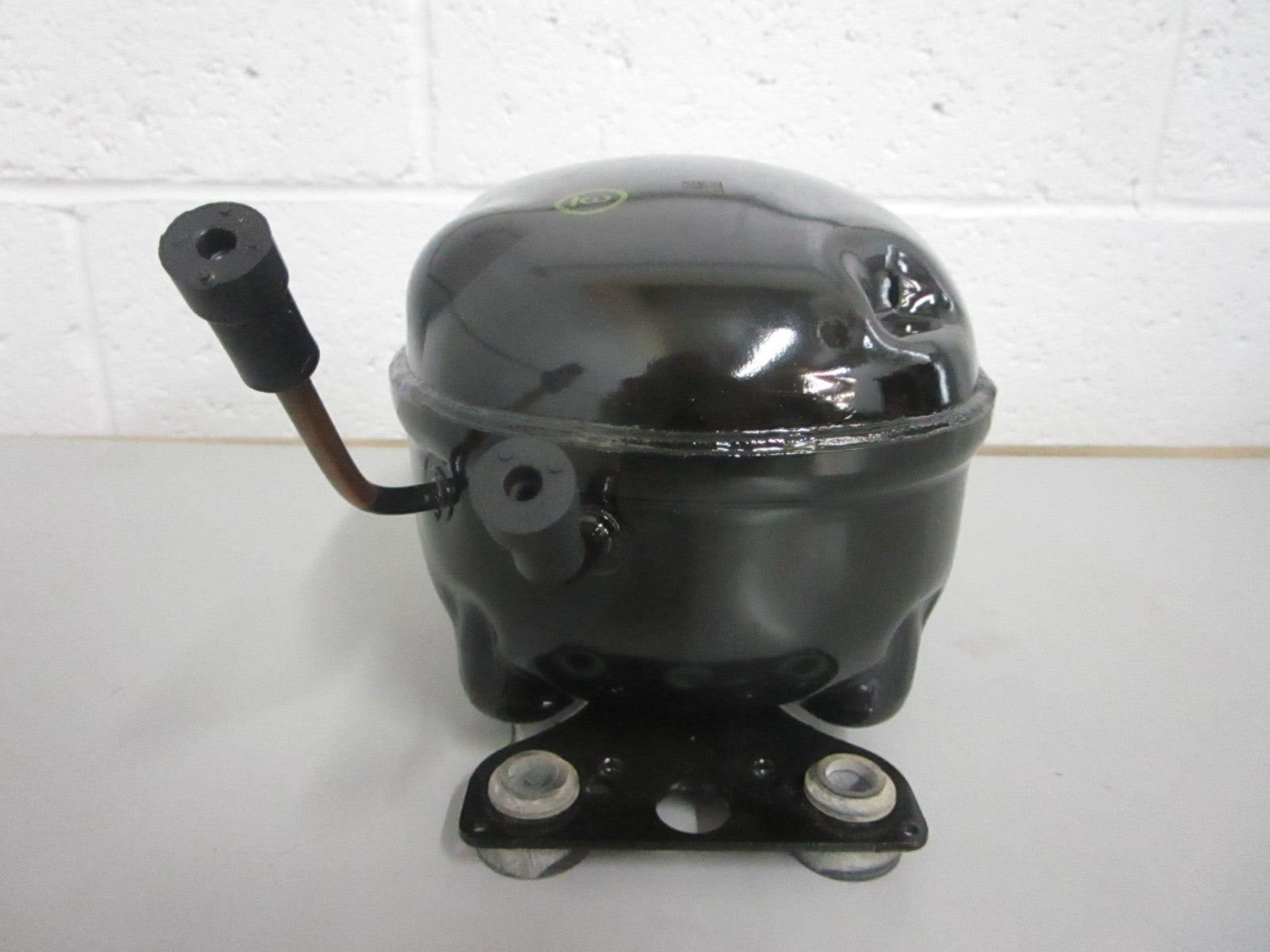 *NEW OEM* 0820 Electrolux Compressor Assy 5304526016