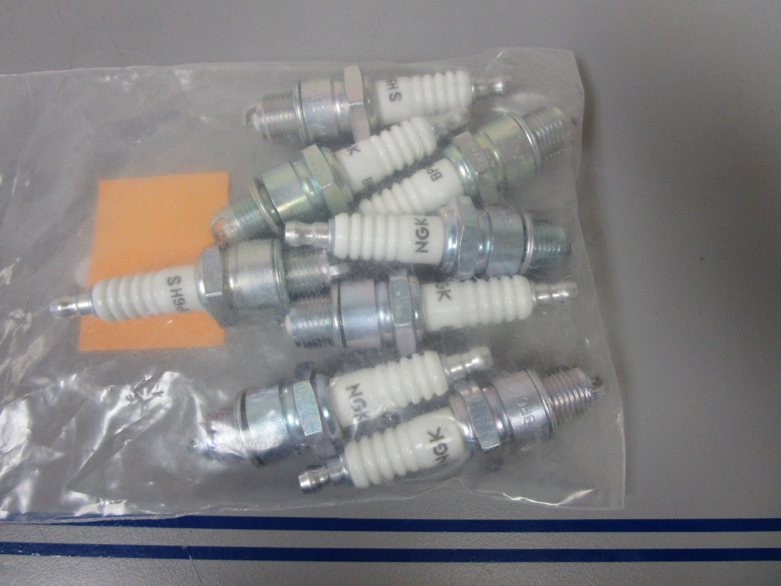 *NEW* (LOT OF 8) 0810 NGK Spark Plug BP6HS