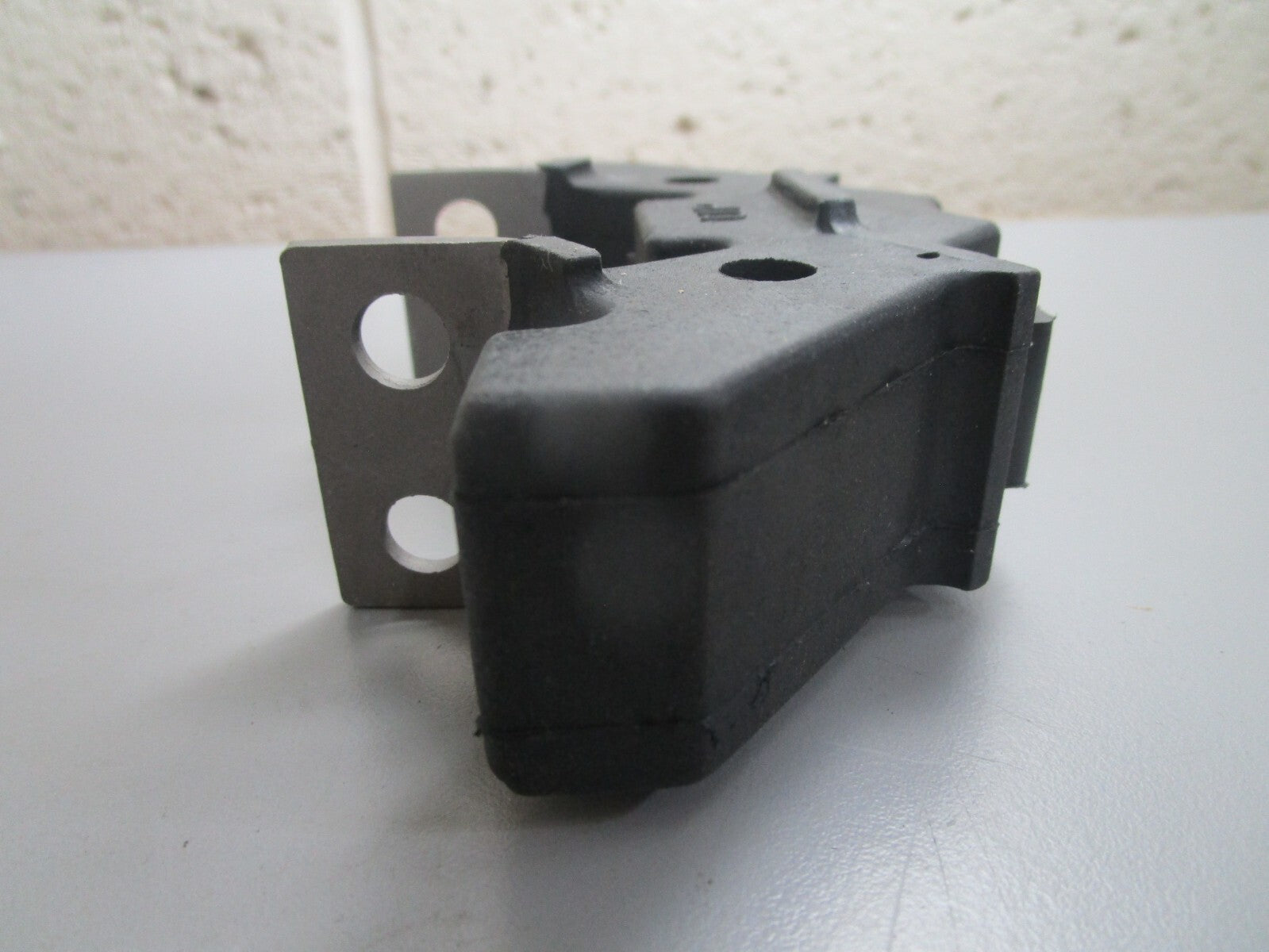 *NEW OEM* 0820 Suzuki Lower Mount 54160-93E02