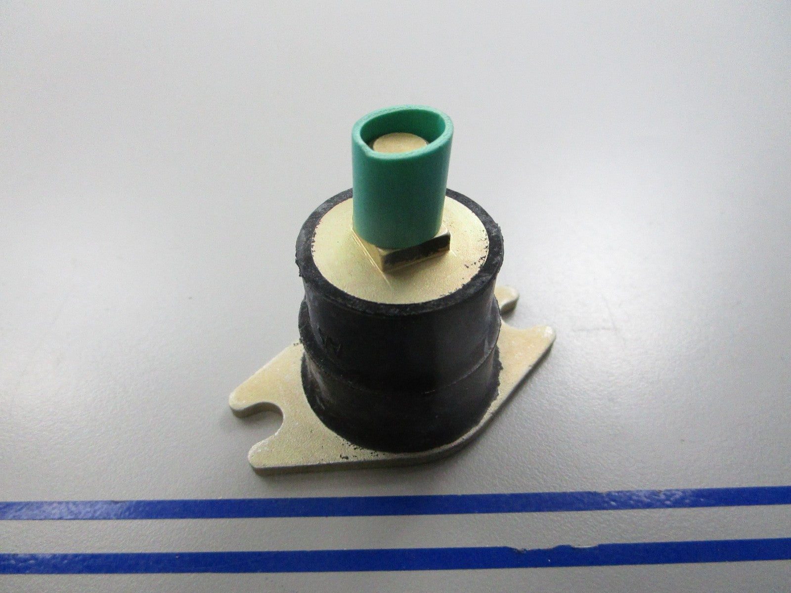 *NEW OEM* 0720 OMC Johnson Evinrude Rubber Mount 778211 0778211