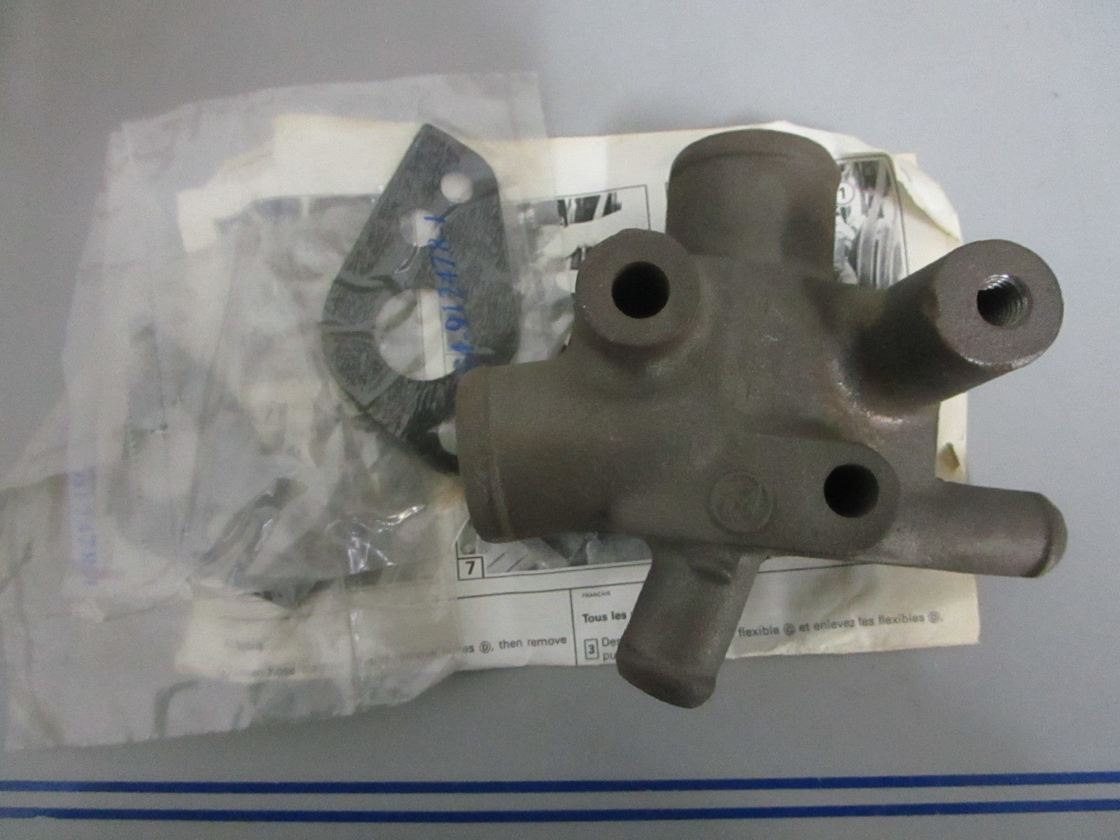 NEW OEM 986521 0986521 OMC Johnson Evinrude Thermostat Housing Kit 0820