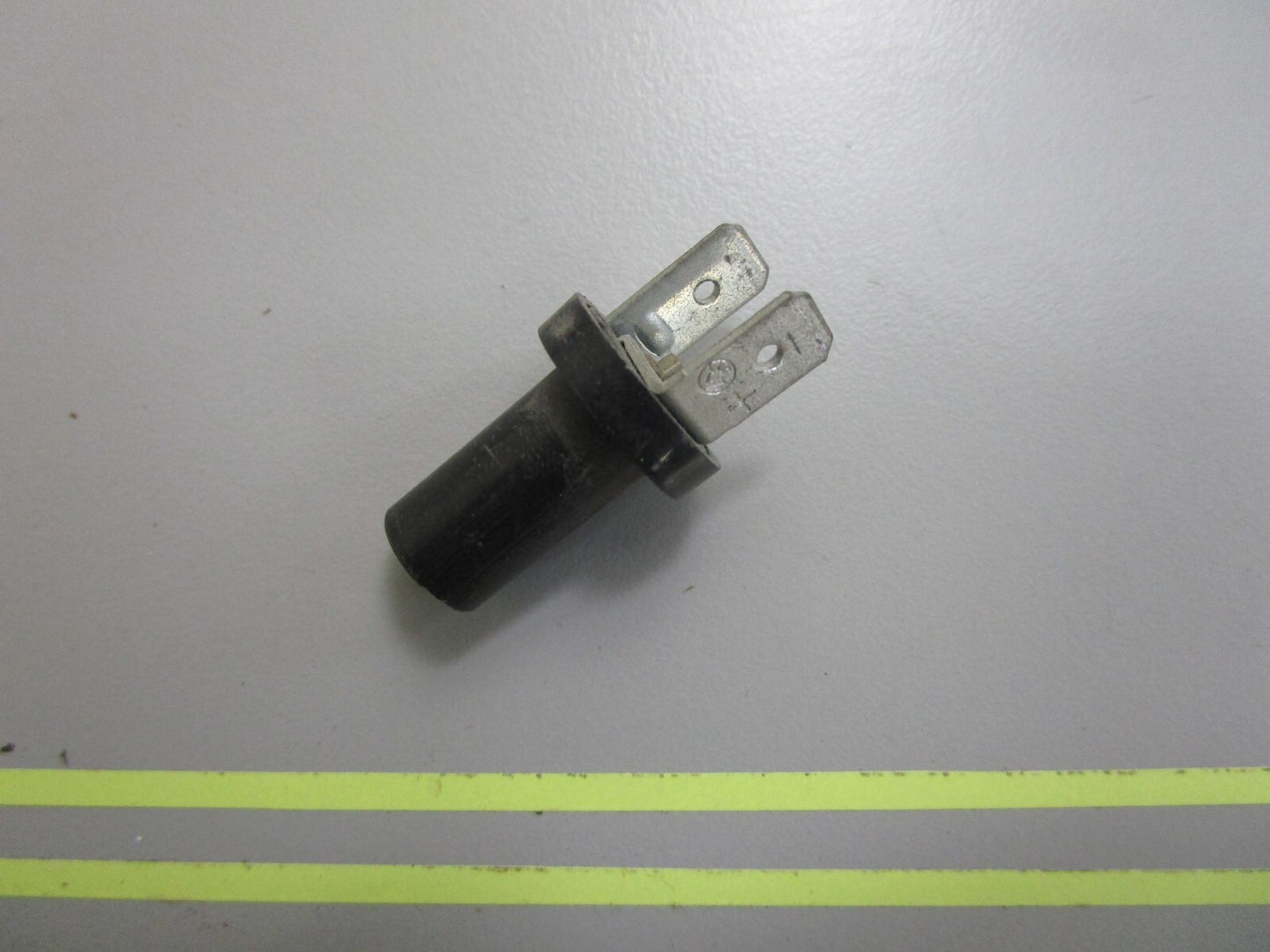*NEW OEM* 0810 Volvo Penta Bulb Socket 808175