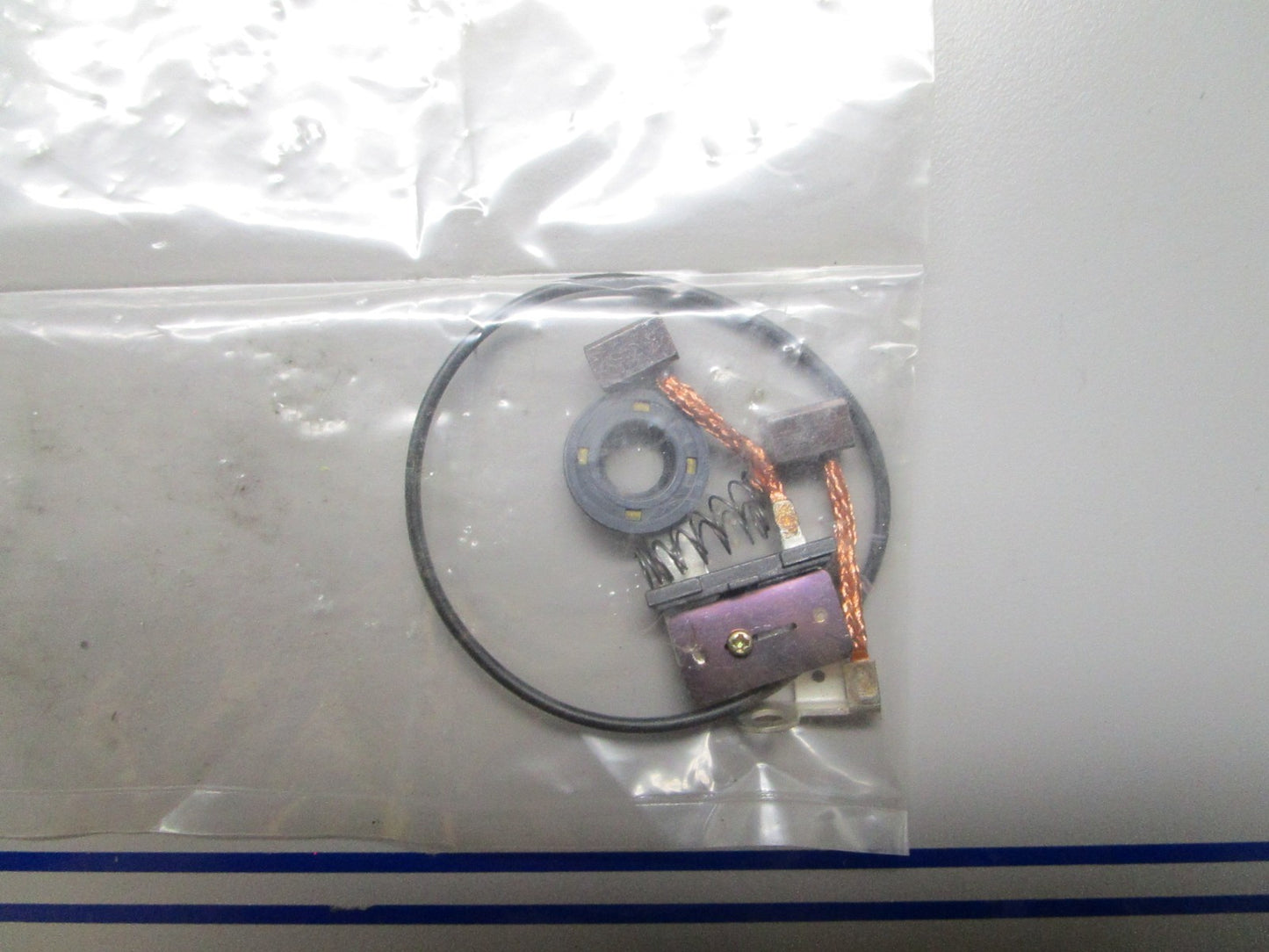 *NEW OEM* 0810 OMC Johnson Evinrude Brush & Seal Kit 585229 0585229