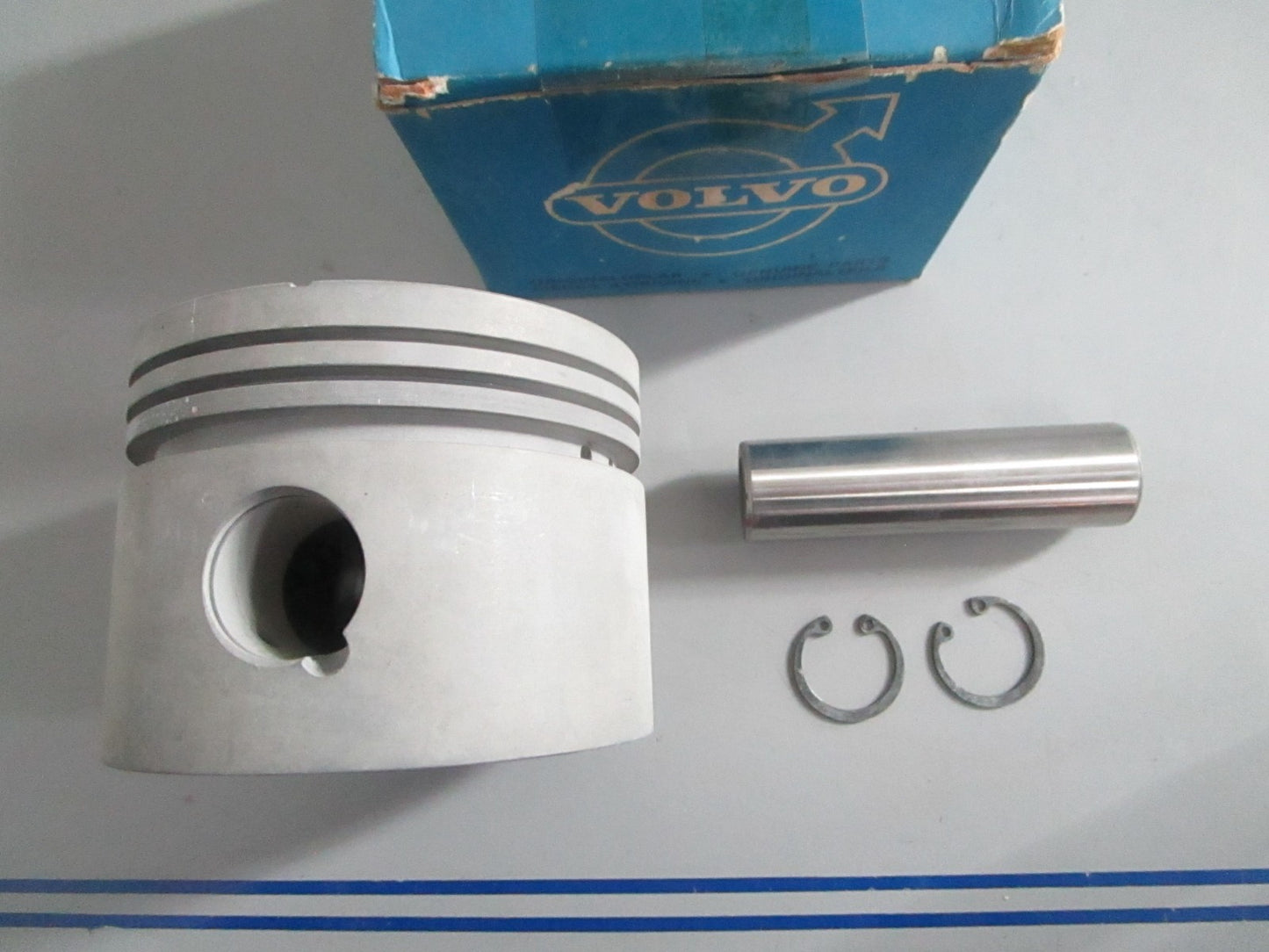 NEW OEM 875507 Volvo Penta Piston Kit 0820