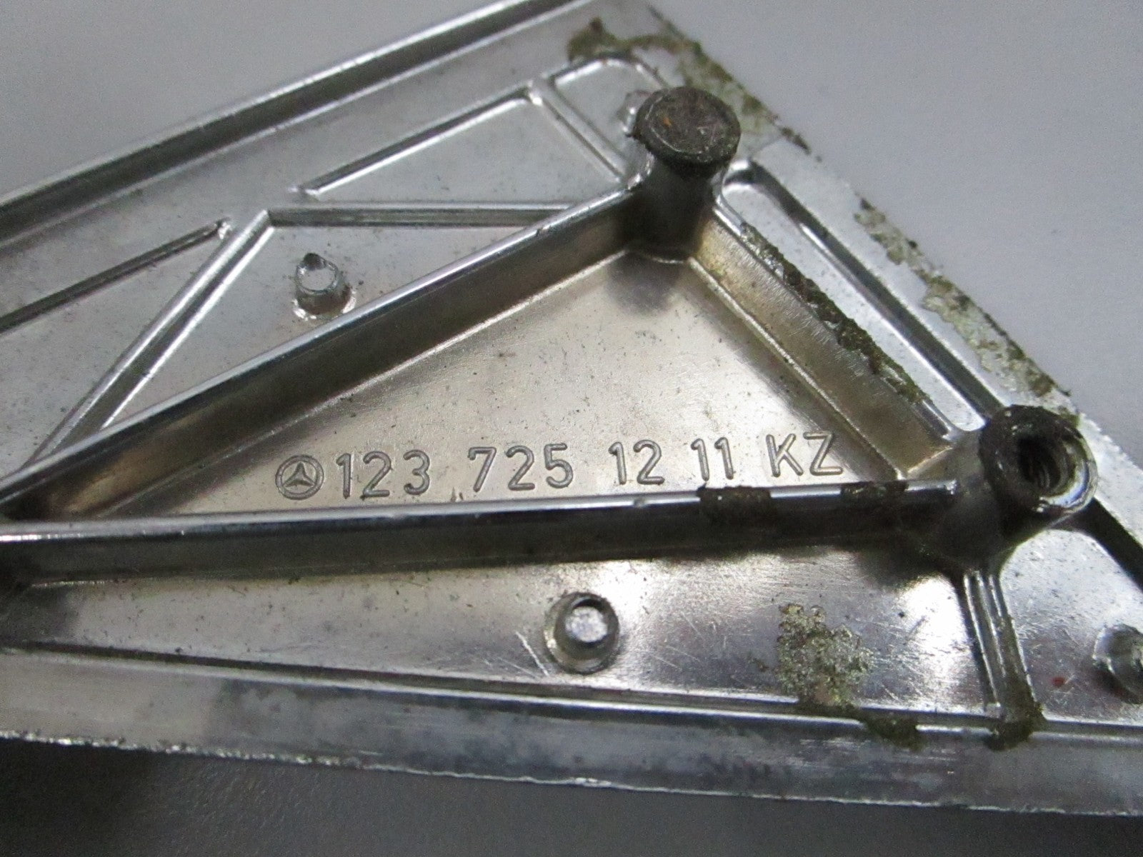 NEW OEM 1237251211 Mercedes-Benz Cover Plate 0810