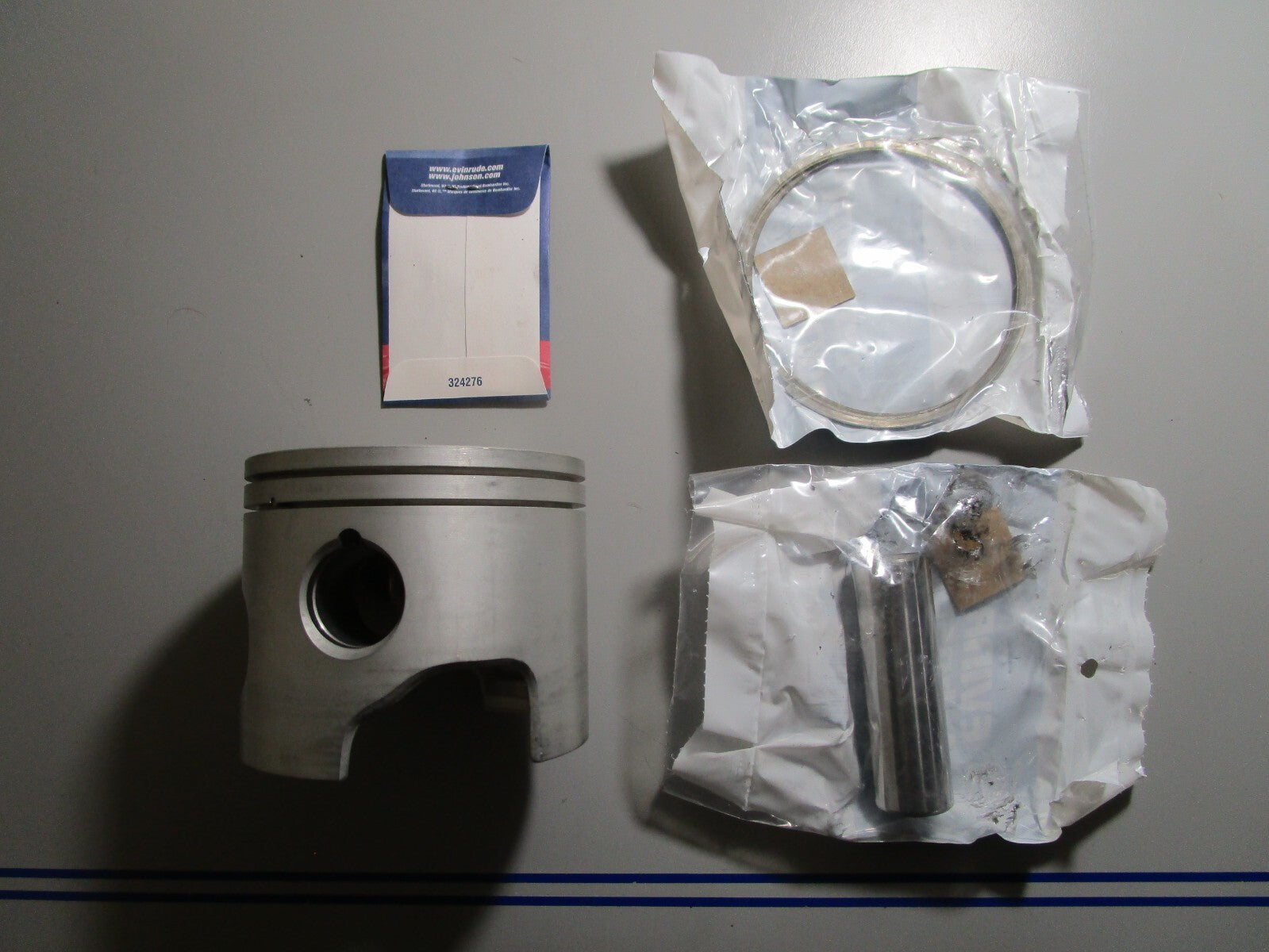 *NEW OEM* 0810 OMC Johnson Evinrude Piston & Ring Kit 5006676
