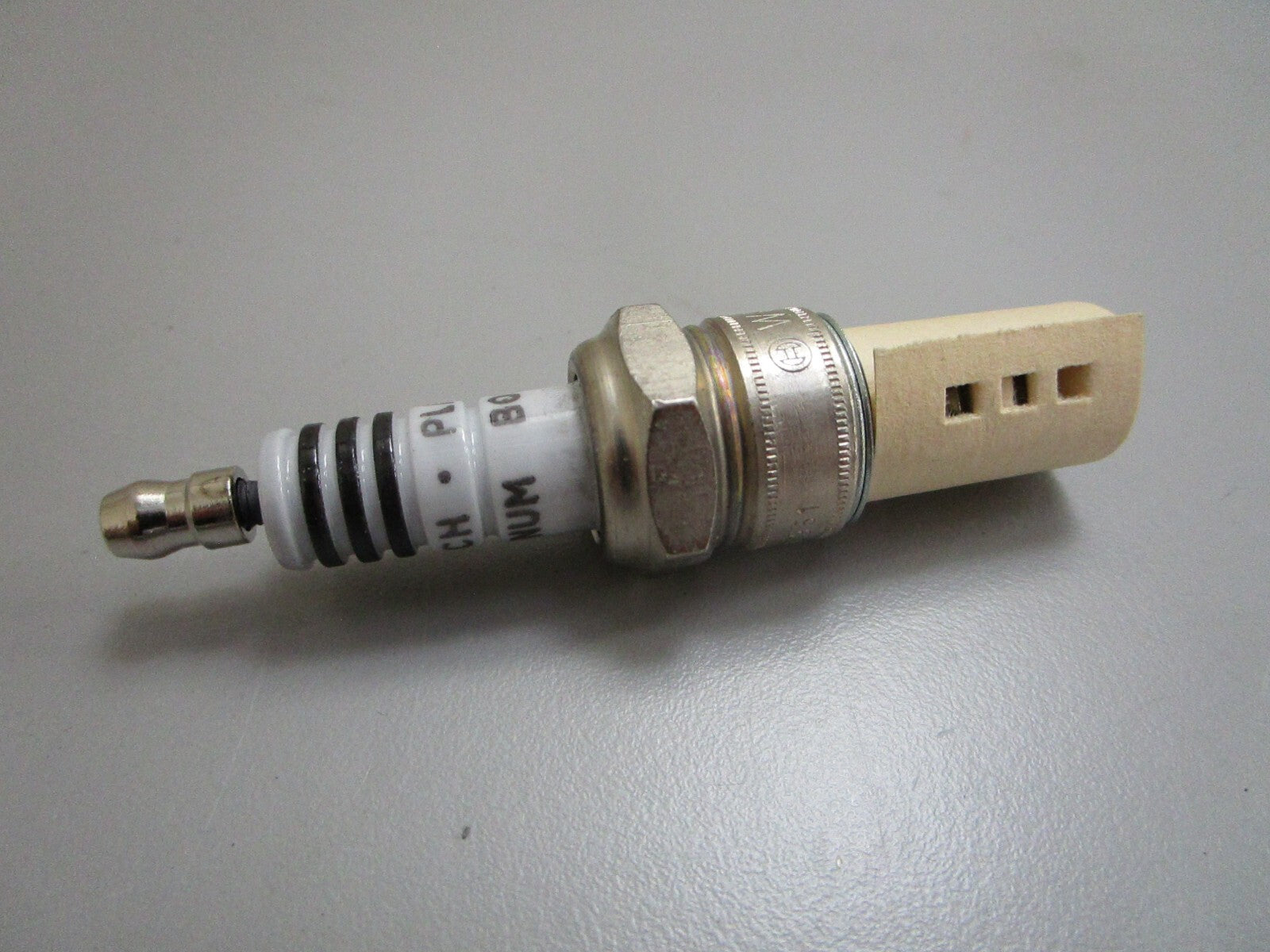 *NEW OEM* (LOT OF 4) 0820 Bosch Platinum Spark Plug WR6DP