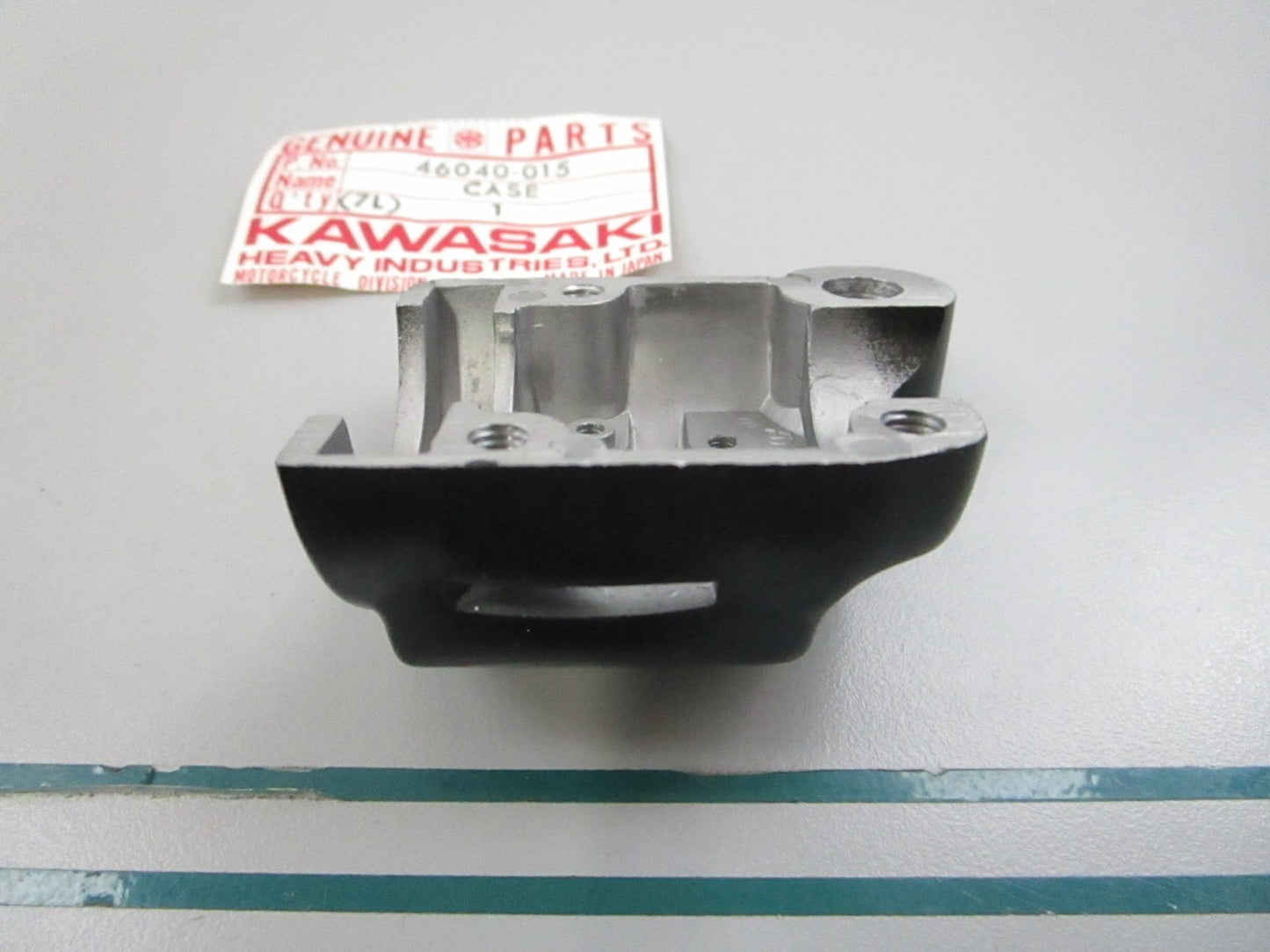 NEW OEM 46040-015 Kawasaki RH Upper Case 0810