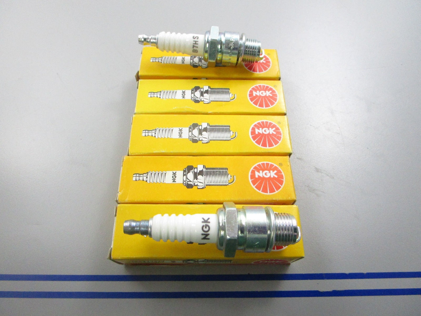 *NEW* (LOT OF 5) 0810 NGK Spark Plug B7HS